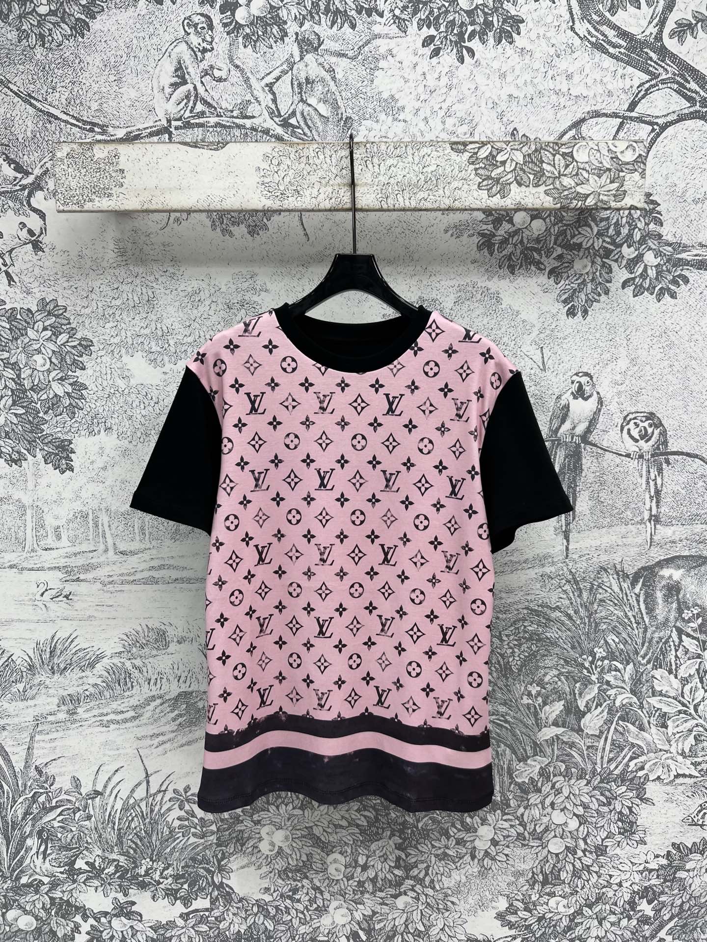 NO:421076,L Home 25 Spring and Summer New Style Presbyterian Contrasted Loose Short-Sleeve T-shirt Sleeves Spliced ​​Black Design Loose Short-Sleeve Style The upper body reduces age and makes you look slim and versatile. The classic presbyterian effect is so eye-catching. It is a plus of fashionable match with various coats. High-version Two-color three-code SML,,louis vuitton,jackets & coats,T-shirt,tees,t-shirt,alexander wang19860909L家 25春夏新款 老花撞色宽松短袖T恤 袖子 衣摆拼接黑色设计 宽松短袖版型 上身减龄显瘦又百搭 经典老花效果太吸睛了 搭配各种外套都是加分时髦 高版本 两色三码 SML,,louis vuitton,jackets & coats,T-shirt,tees，t-shirt,alexander wang,Women's clothing