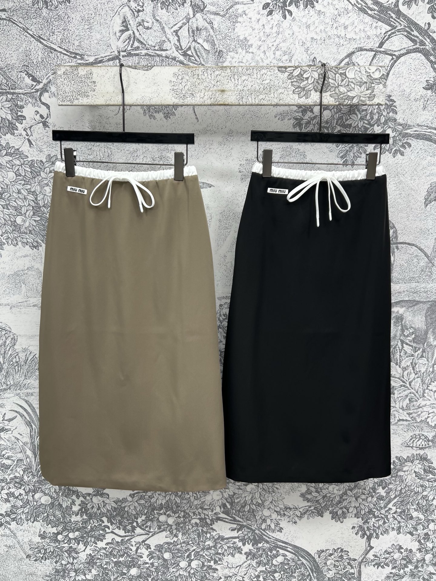 NO:422867,Miu 25 spring and summer new style contrasting high-waist skirt. Long straight skirt shows temperament. Elegant and intellectual charm. Easy to grasp. Straight-shaped skirt. Meat covers the flesh and covers the flaws. Commuter street shots are very suitable. Two colors and three codes. SML,,miumiu, skirts,alexander wang.19860909Miu 25春夏新款 撞色高腰半身裙 长款直筒半身裙巨显气质 优雅知性魅力轻松拿捏 直筒版型的半裙 遮肉掩盖瑕疵绝绝子 通勤街拍都很合适 两色三码 SML,,miumiu,skirts,alexander wang,Women's clothing