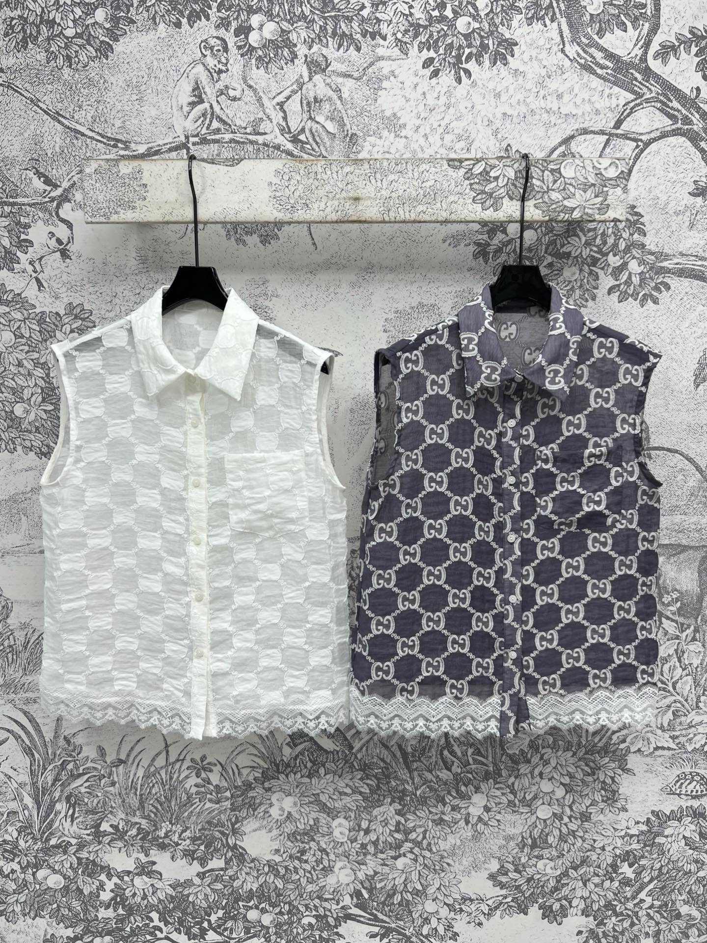 NO:422888,G Home 25 spring and summer new style, double G jacquard lapel sleeveless shirt, classic loose style design, comfortable and versatile upper body, lace splicing embellishment, full of print, double G jacquard fabric, full of high-end feeling, casual casual, easy to wear to create a youthful and youthful feeling, two colors and three codes, SML, gucci, alexander wang19860909G家 25春夏新款 双G提花翻领无袖衬衣 经典的宽松版型设计 上身舒适又百搭 衣摆蕾丝拼接点缀 满印双G提花面料 高级感满满 随性休闲 轻松穿出减龄洋气的青春感 两色三码 SML,,gucci,alexander wang,Women's clothing