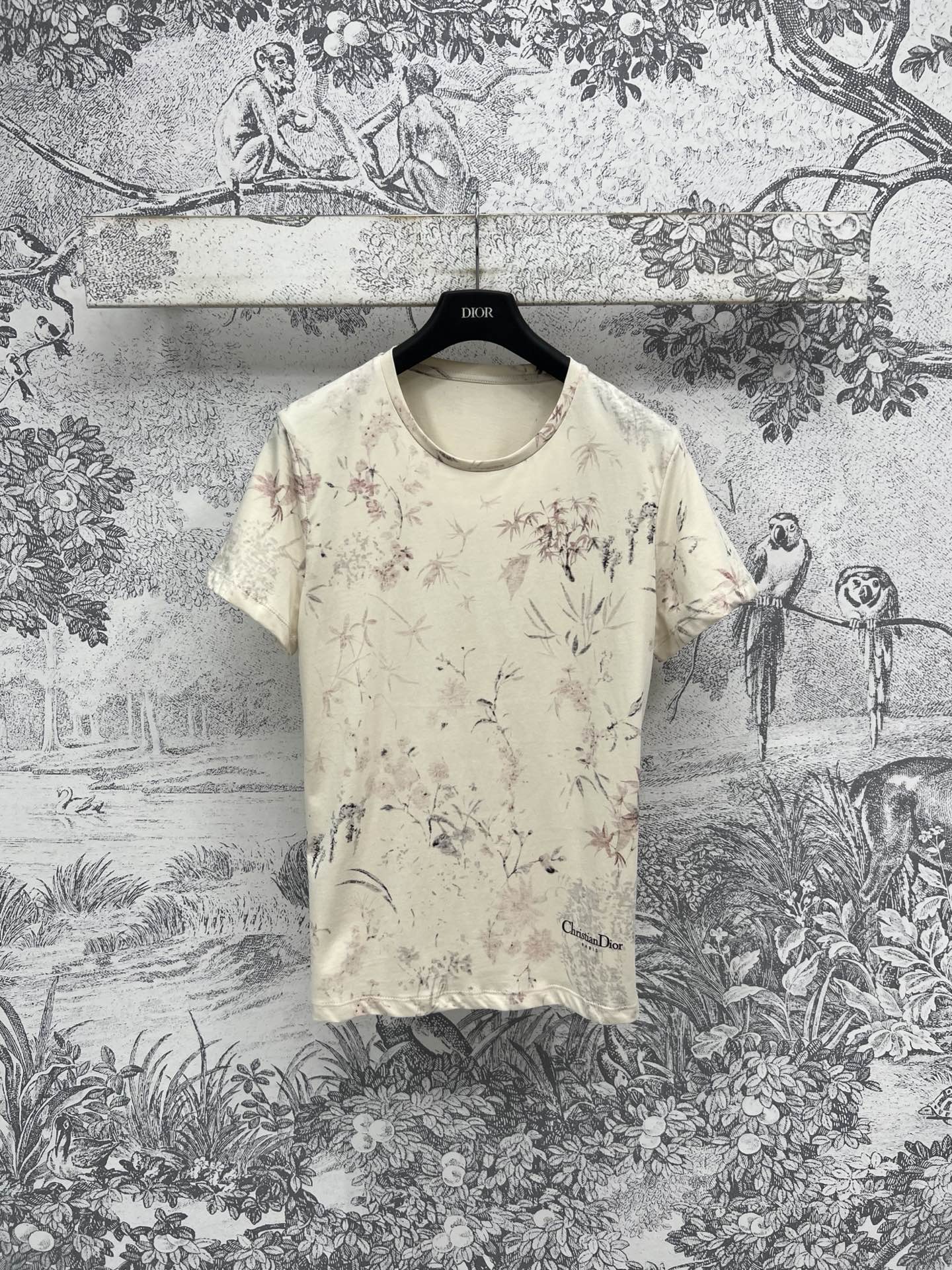 NO:422926,D Home 25 Spring and Summer New Style Ink and Paint Print Short-sleeved T-shirt Low-key yet elegant Classic round neck versatile style upper body reduces age and high-end Loose style does not pick on the figure Summer outfit is comfortable and breathable, daily casual recommended, texture is very plus point One color three codes SML,,dior,T-shirt,tees,t-shirt,alexander wang19860909D家 25春夏新款 水墨丹青印花短袖T恤 低调中不失优雅 经典圆领百搭版型上身减龄又高级 宽松的版型不挑身材 夏季穿搭舒适透气 日常休闲很推荐 质感很加分 一色三码 SML,,dior,T-shirt,tees，t-shirt,alexander wang,Women's clothing