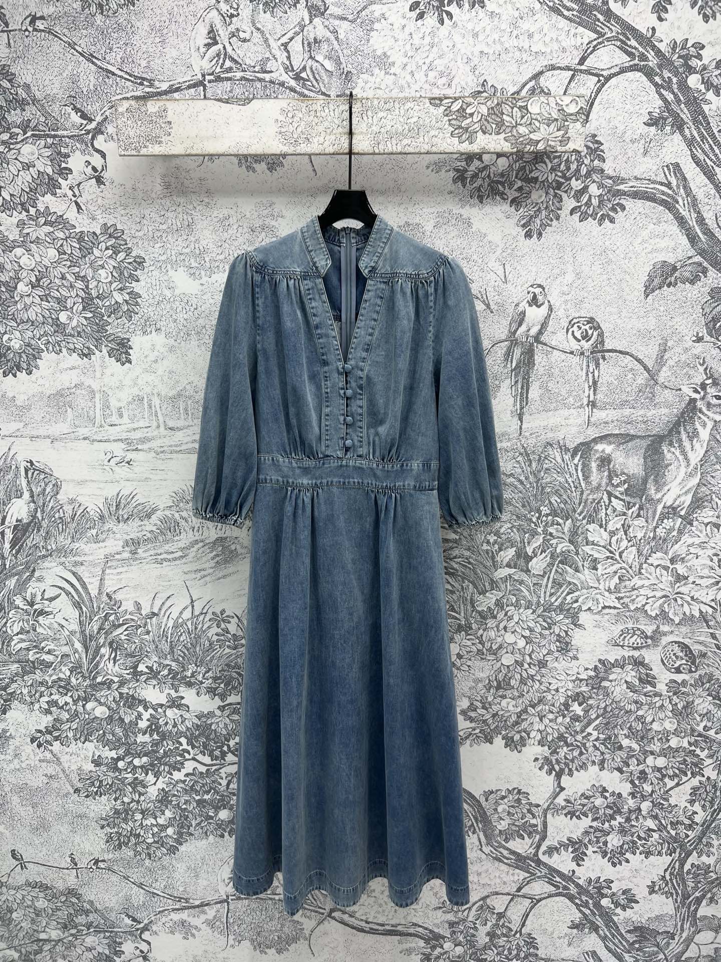 NO:422945,Brand Zjia's new spring and summer products in 25 years series lantern sleeve V-neck denim dresses, fashionable essentials, V-neck lantern sleeve waist-hugging design, upper body creates a sexy and age-reducing temperament, very friendly to pear-shaped figure, revealing sexy collarbones, covering the beef meat, slimming and tall, elegant temperament, beautiful temperament, daily commuting, custom denim fabric, one color, three sizes, SML, skirts, alexander wang19860909品牌Z家25年春夏新品 系列 灯笼袖V领牛仔连衣裙 时髦必备款 V领灯笼袖收腰设计 上身打造性感减龄气质 对于梨型身材非常友好 露出性感锁骨 子又能遮住拜拜肉 显瘦又显高挑 优雅气质 日常通勤照样美美的气质 定制牛仔面料 一色三码 SML,,skirts,alexander wang,Women's clothing