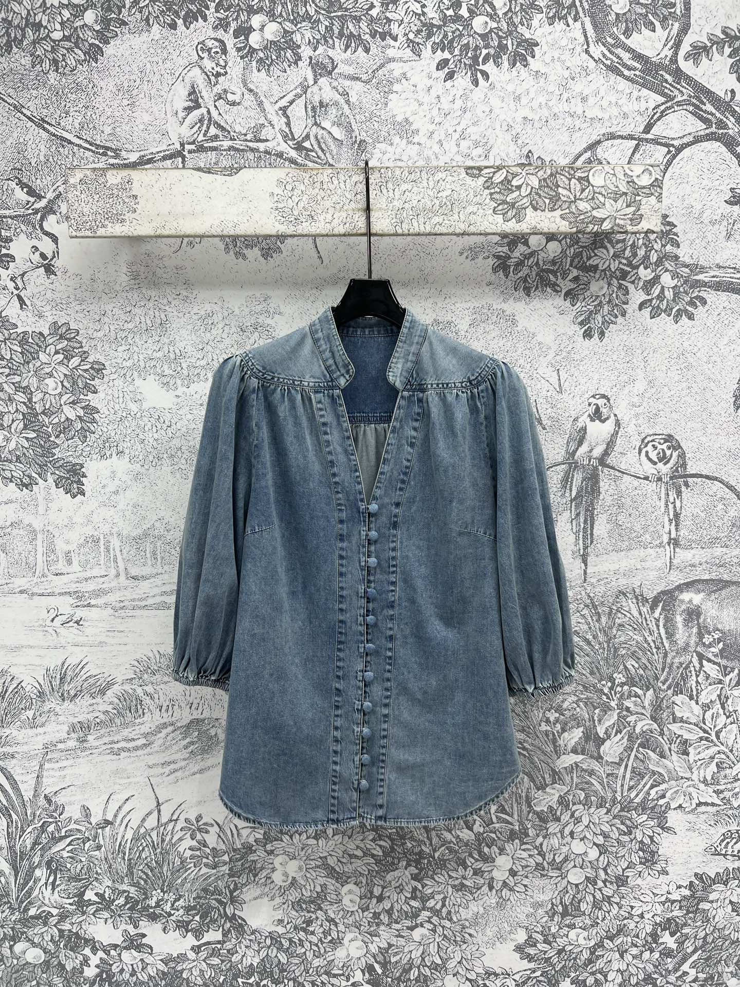 NO:422953,Brand Zjia's new spring and summer products in 25 years Series: lantern sleeve V-neck denim shirts with fashionable essentials V-neck lantern sleeves loose style, upper body creates a sexy and age-reducing temperament for pear-shaped body, revealing sexy collarbones, covering the beef meat, a series of matching makes you look slim and tall, elegant temperament, a beautiful temperament for daily commuting, custom denim fabric, one color, three sizes SML,,alexander wang19860909品牌Z家25年春夏新品 系列 灯笼袖V领牛仔衬衣时髦必备款 V领灯笼袖宽松版型 上身打造性感减龄气质 对于梨型身材非常友好 露出性感锁骨 子又能遮住拜拜肉 一系列搭配显瘦又显高挑 优雅气质 日常通勤照样美美的气质 定制牛仔面料 一色三码 SML,,alexander wang,Women's clothing