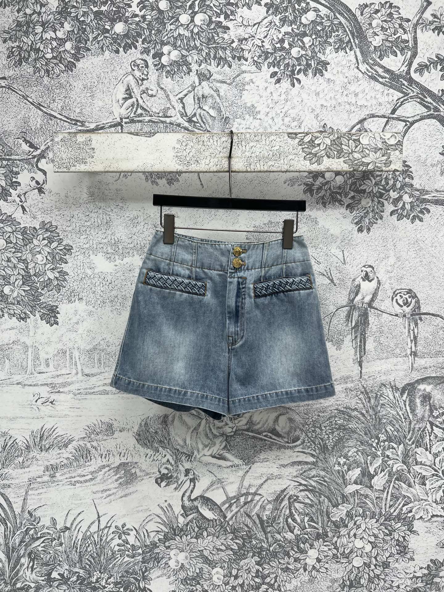 NO:422989,Brand Zjia's new spring and summer products in 25 years series High-waisted woven pocket denim shorts are full of girlishness. The upper body is cute and playful and fashionable. The high-waisted A-line style can cover the thighs and cover the defects while making the lower body look slender. Paired with the same series tops, it looks slim and tall. Elegant temperament. The temperament is still beautiful in daily commuting. Custom denim fabric. One color and three sizes. SML, shorts, alexander wang19860909品牌Z家25年春夏新品 系列 高腰编织口袋牛仔短裤 少女感十足 上身可爱俏皮又时髦 高腰a字版型超级能遮大腿肉肉掩盖瑕疵的同时又能显得下半身比例修长 搭配同系列上衣显瘦又显高挑 优雅气质 日常通勤照样美美的气质 定制牛仔面料 一色三码 SML,,shorts,alexander wang,Women's clothing