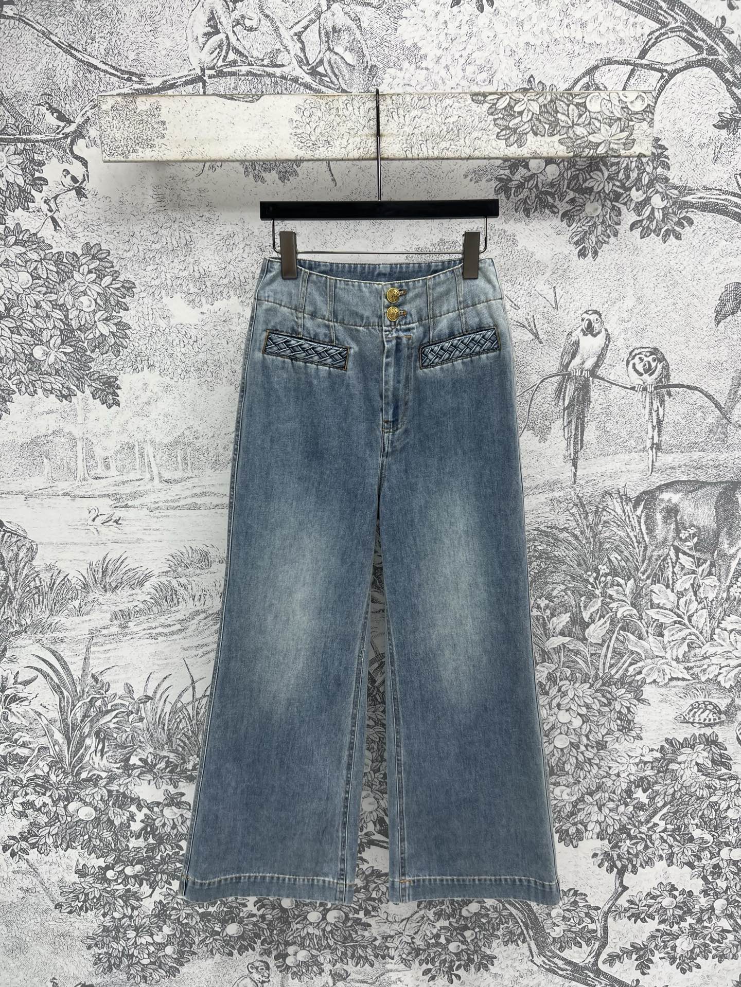 NO:422969,Brand Zjia's new spring and summer products in 25 years series High-waisted woven pocket denim wide-leg pants High-waisted A-line wide-leg pants The upper body is super long-leg pants The style that can be used in all kinds of pants perfectly shows long legs. Paired with the same series tops, it looks slim and tall, elegant temperament, the temperament is still beautiful in daily commuting Custom denim fabric One color and three sizes SML, alexander wang19860909品牌Z家25年春夏新品 系列 高腰编织口袋牛仔阔腿裤 高腰a字阔腿裤型 上身超显大长腿 各种裤型都能驾驭的款 完美展现大长腿 搭配同系列上衣显瘦又显高挑 优雅气质 日常通勤照样美美的气质 定制牛仔面料 一色三码 SML,,alexander wang,Women's clothing