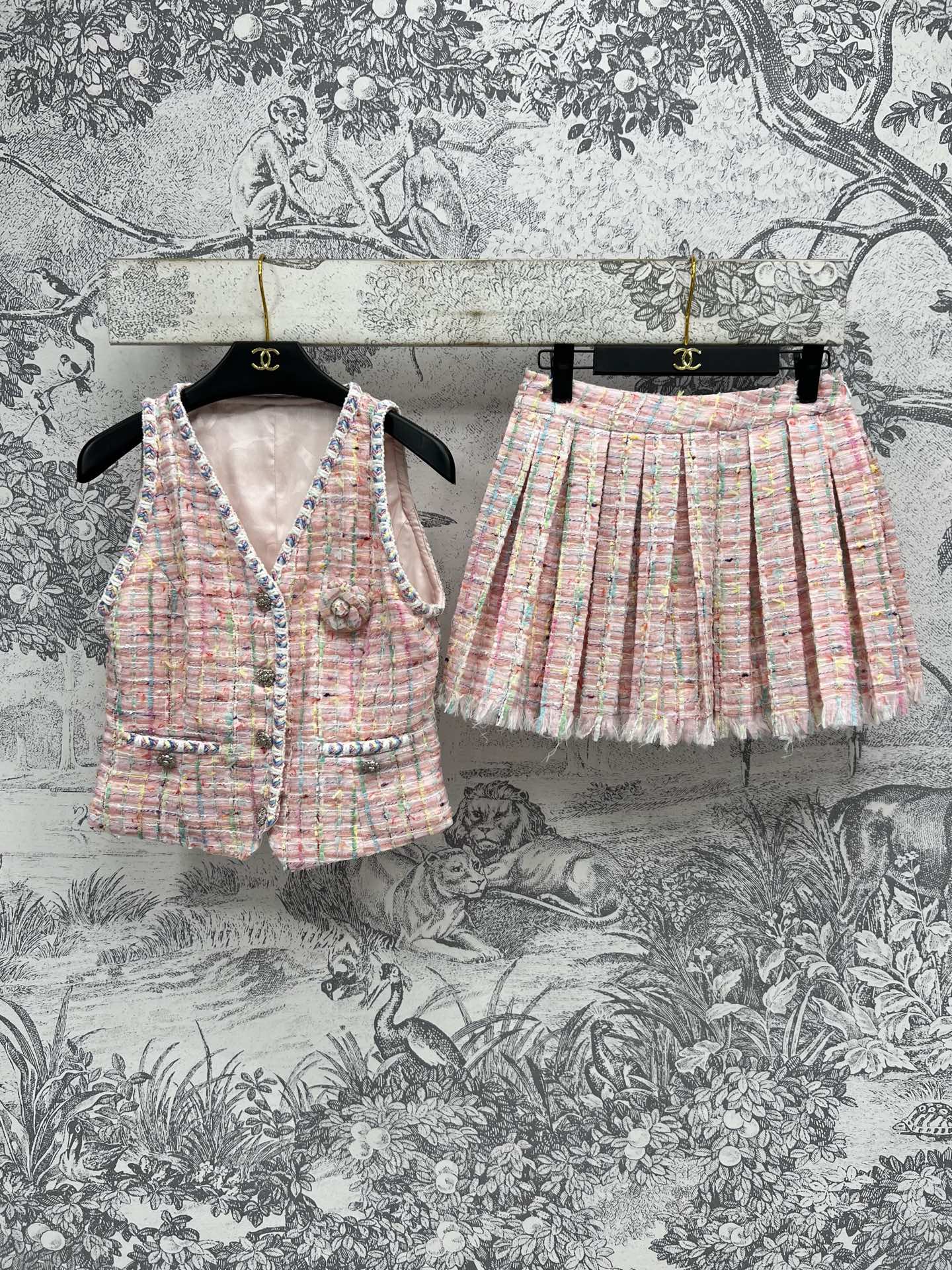 NO:424519,Xiaoxiang style 25 spring and summer new style, colored woven tweed suit, V-neck vest + pleated skirt, a set of high-end celebrity style tweed fabric full of upper body, woven with colorful lines and sequins as embellishments, adding sweetness, precise tailoring, smooth lines, a more fitted circumference, more dignified and capable, any T-shirts are elegant and fashionable in spring and summer, as an inner layer, lit up at autumn and winter, can be worn all seasons, it is also great to have one color and three sizes SML, skirts, tees, t-shirt, alexander wang19860909小香风 25春夏新款 彩色编织粗花呢套装 V领马甲+百褶短裙 一套上身满满的高级名媛风花呢面料编织入彩线与亮片作为点缀 增添甜美感 剪裁精准版型 线条流畅 比较合身的围度上身更显端庄干练 春夏随便搭件T恤都很优雅时髦 秋冬作为内搭点亮着装 四季都可以穿 也太赞了一色三码 SML,,skirts,tees，t-shirt,alexander wang,Women's clothing