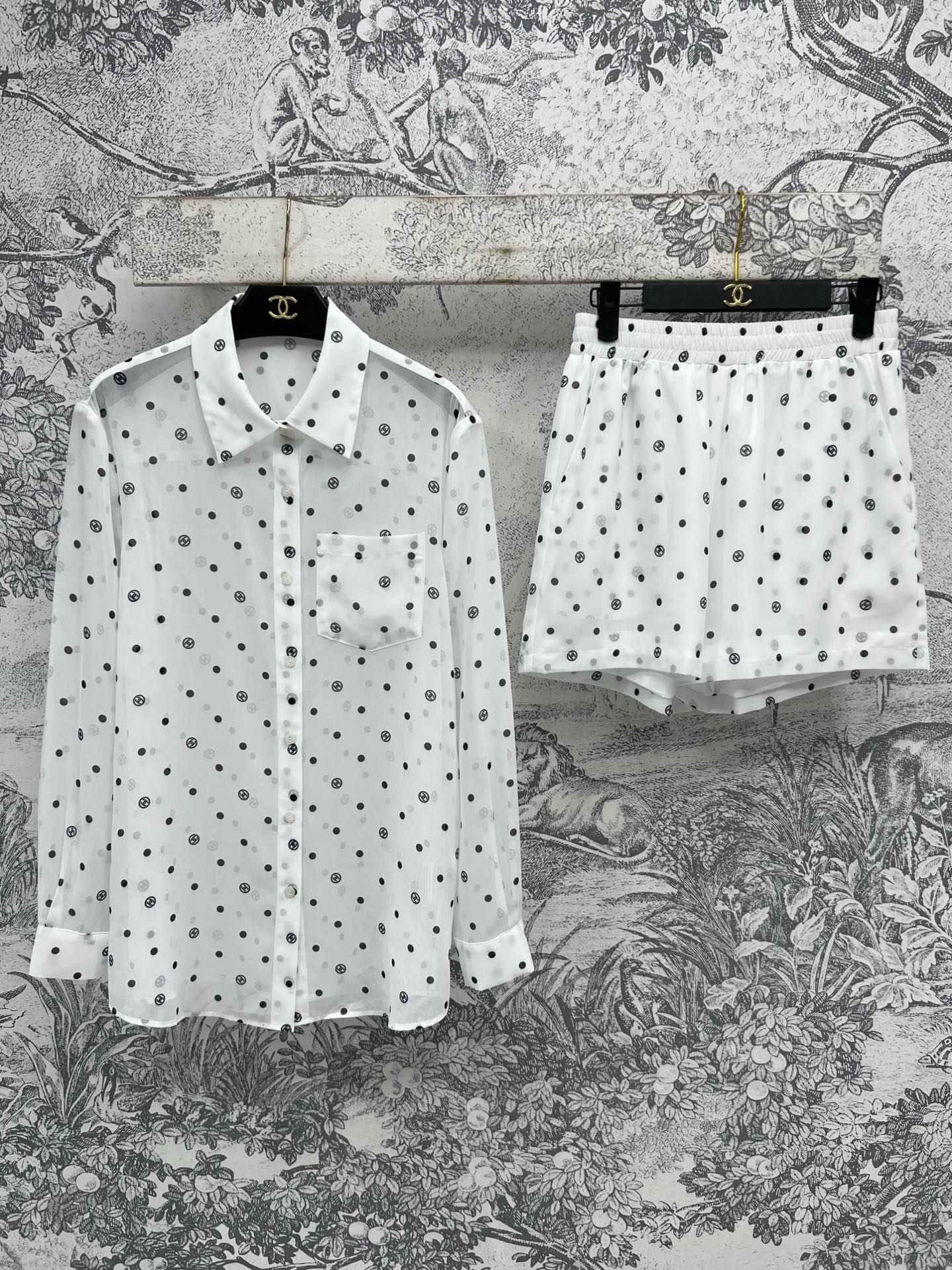 NO:424542,Xiaoxiang style 25 spring and summer new style polka dot logo print casual suit lapel shirt + high-waist shorts thin material fashionable and fashionable micro perspective design contrasting color polka dot logo pattern decoration embellishment displays classic eternal fashion loose style cut adds lazy and casual tone. A set of upper body is not restricted and friendly to any body shape. Two colors and three codes SML, shorts, shirts, alexander wang19860909小香风 25春夏新款 波点logo印花休闲套装 翻领衬衫+高腰短裤 轻薄材质 时髦洋气微透视设计 撞色波点logo图案装饰点缀 展示经典永恒时尚 宽松的版型剪裁 增加了慵懒随性的调调 一套上身不拘束 对任何身材都很友好 两色三码 SML,,shorts,shirts,alexander wang,Women's clothing