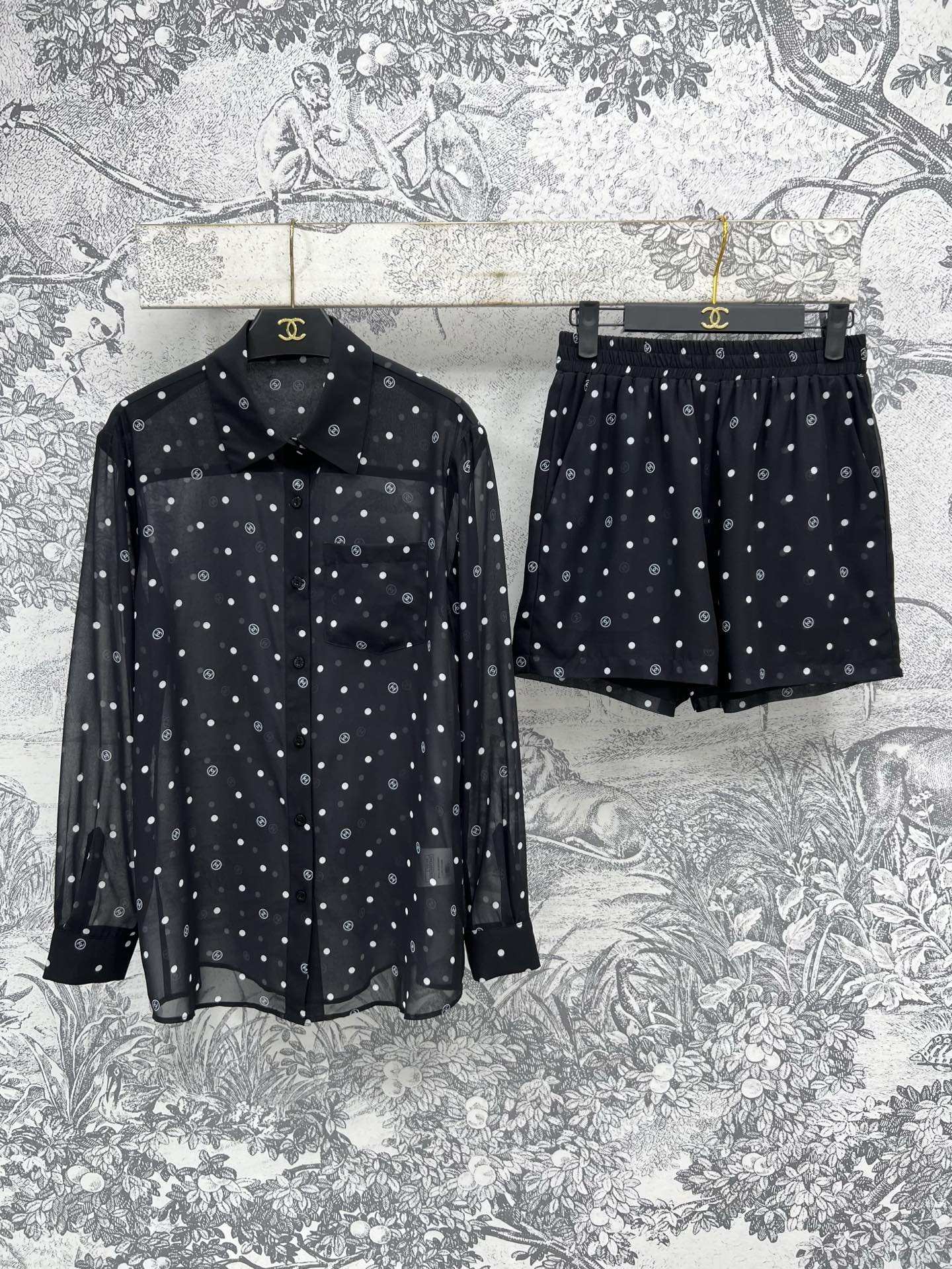 NO:424564,Xiaoxiang style 25 spring and summer new style polka dot logo print casual suit lapel shirt + high-waist shorts thin material fashionable and fashionable micro perspective design contrasting color polka dot logo pattern decoration embellishment displays classic eternal fashion loose style cut adds lazy and casual tone. A set of upper body is not restricted and friendly to any body shape. Two colors and three codes SML, shorts, shirts, alexander wang19860909小香风 25春夏新款 波点logo印花休闲套装 翻领衬衫+高腰短裤 轻薄材质 时髦洋气微透视设计 撞色波点logo图案装饰点缀 展示经典永恒时尚 宽松的版型剪裁 增加了慵懒随性的调调 一套上身不拘束 对任何身材都很友好 两色三码 SML,,shorts,shirts,alexander wang,Women's clothing