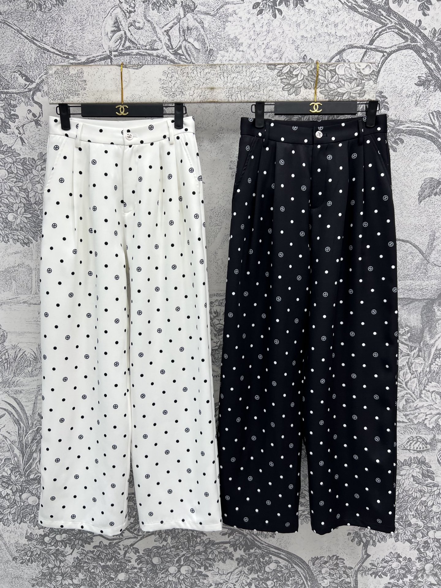 NO:424481,Xiaoxiang style, new spring and summer 25 polka dot logo printed casual pants, loose style cleverly covers the thighs and flesh, super friendly to pear-shaped figure, giant can cover the flesh and make long legs, contrasting polka dot logo pattern is super good looking, fashionable and tone-like, easy-to-use upper body is handsome and elegant, it is awesome to wear a small suspender, a must-have slimming item in summer, two colors and three codes SML, alexander wang19860909小香风 25春夏新款 波点logo印花休闲裤 宽松版型巧妙的遮住大腿肉肉 对梨形身材超级友好 巨能遮肉显长腿 撞色波点logo图案超级好看 时髦和腔调感稳稳拿捏 上身随性帅气又显气质 搭个小吊带简直绝了 夏日必备显瘦单品两色三码 SML,,alexander wang,Women's clothing