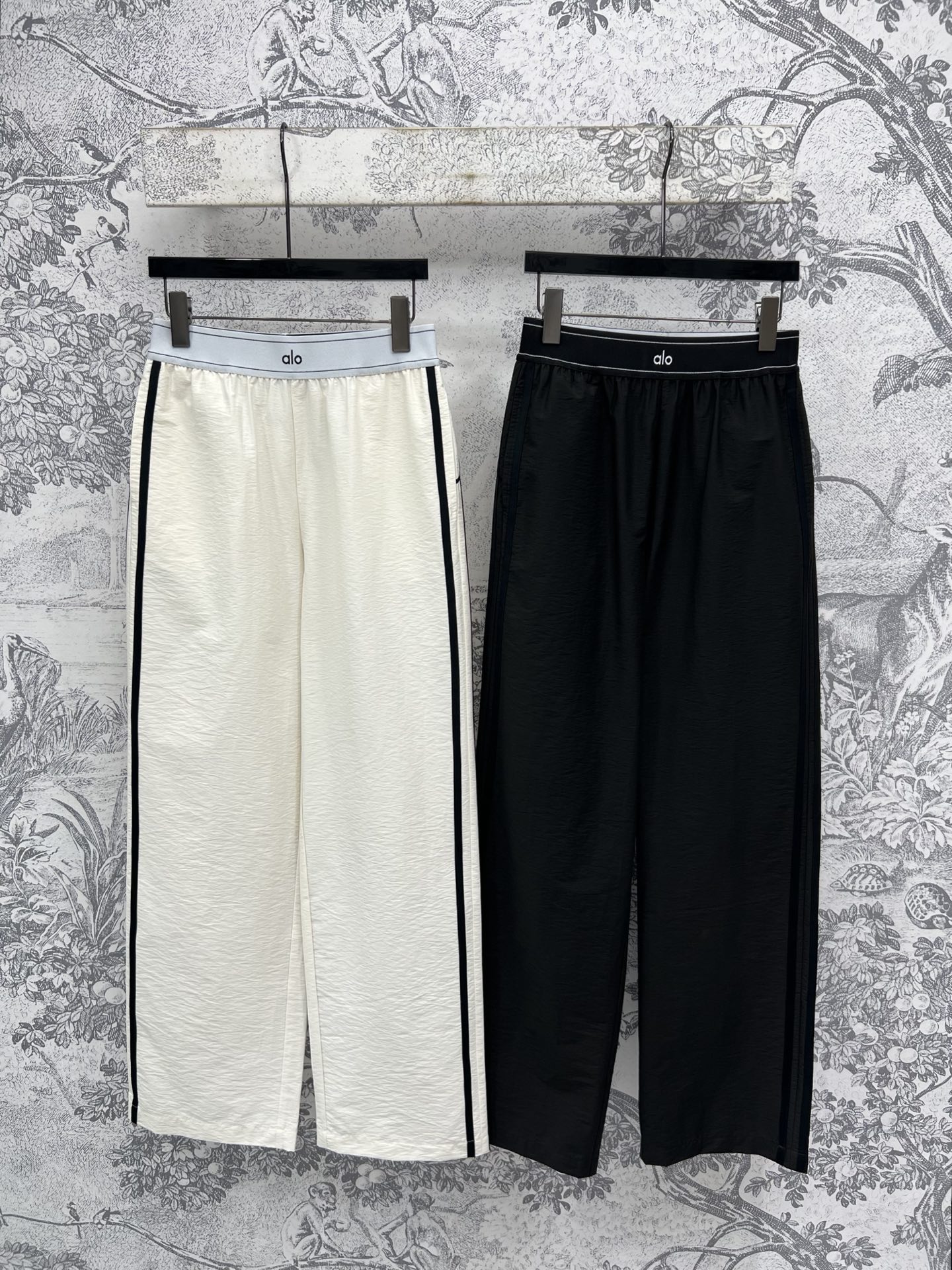 NO:424500,New spring and summer styles, letter webbing straight-leg casual pants, a must-have for every year, a must-have for cool girls, letter elastic waist design, wide-leg straight-leg pants, black webbing decoration on both sides, easy to wear long legs, match with short clothes, cool and spicy, two colors and three codes, SML,,alexander wang19860909春夏新款 字母织带直筒休闲裤 每年必出的经典款 酷女孩必备单品 字母松紧腰身设计 阔腿的直筒裤型 两侧黑色织带装饰 轻松的穿出大长腿 搭配小短款的衣服 又飒又辣 两色三码 SML,,alexander wang,Women's clothing