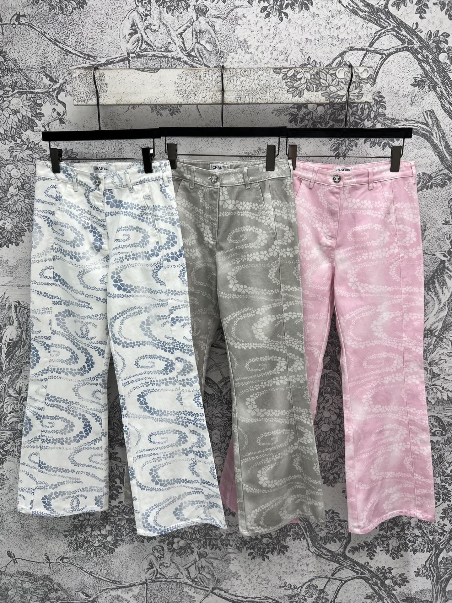 NO:424520,Xiaoxiang style 25 spring and summer new style, four-leaf clover logo printed high-waist denim straight-leg pants, high-waist straight-leg slim fit, improve waistline, both elegant and sweet, summer matching suspenders, age-reducing temperament and fashionable, Four-leaf clover logo printed embellishment, the overall color matching is youthful and fashionable, sweet and playful summer essential items, three colors and three codes, SML, alexander wang19860909小香风 25春夏新款 四叶草Logo印花高腰牛仔直筒裤 高腰直筒修身版型完全不挑人 提高腰线 优雅与甜美兼具 夏季搭配吊带 减龄气质又时髦 四叶草Logo印花点缀 整体配色青春洋气元气十足 甜美俏皮的夏日必备单品三色三码 SML,,alexander wang,Women's clothing