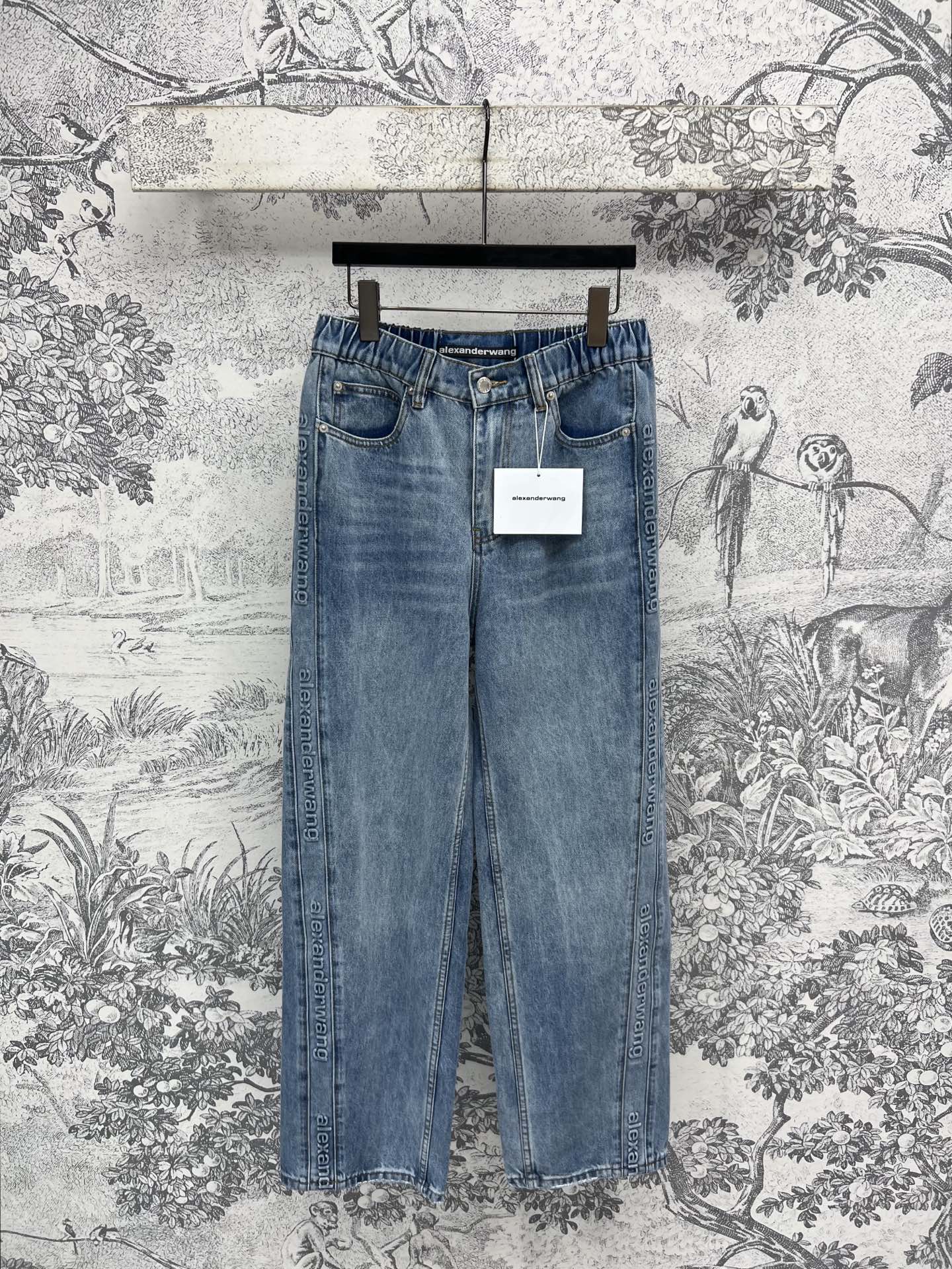 NO:424544,AW Home 25 Spring and Summer New Relief Logo Printed Denim Series High-waisted Shorts + Straight-leg trousers High-waisted A-line style Relief Logo Printed Embellishment on both sides Lazy and casual Little expert who matches T-shirts and shirts Easy to reveal long legs in summer Retro light blue Great match SML, shorts,shirts,tees, t-shirt,alexander wang19860909AW家 25春夏新款 浮雕logo印花牛仔系列 高腰短裤+直筒长裤 高腰A字版型 两侧浮雕logo印花点缀 慵懒随性 搭配T恤和衬衫的小能手 夏天轻松展露出长腿 复古浅蓝色 巨好搭配 SML,,shorts,shirts,tees，t-shirt,alexander wang,Women's clothing