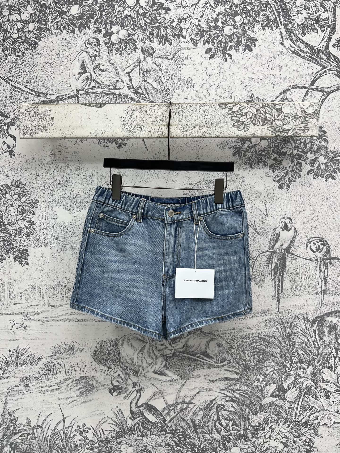 NO:424568,AW Home 25 Spring and Summer New Relief Logo Printed Denim Series High-waisted Shorts + Straight-leg trousers High-waisted A-line style Relief Logo Printed Embellishment on both sides Lazy and casual Little expert who matches T-shirts and shirts Easy to reveal long legs in summer Retro light blue Great match SML, shorts,shirts,tees, t-shirt,alexander wang19860909AW家 25春夏新款 浮雕logo印花牛仔系列 高腰短裤+直筒长裤 高腰A字版型 两侧浮雕logo印花点缀 慵懒随性 搭配T恤和衬衫的小能手 夏天轻松展露出长腿 复古浅蓝色 巨好搭配 SML,,shorts,shirts,tees，t-shirt,alexander wang,Women's clothing