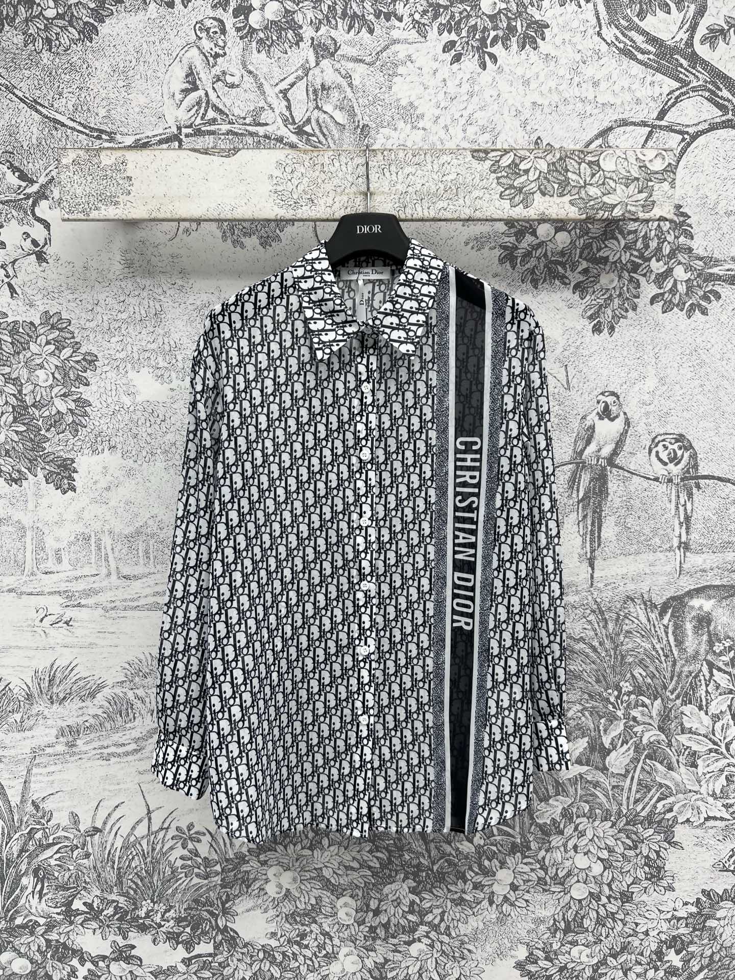 NO:424601,D Home 25 Spring and Summer New Lapel Presbyterian Shirt Classic full-print D-line Presbyterian Design Fashionable and Prestige Lapel is very capable The shirt style is light and capable on the upper body, and the side webbing printed logo embellishes very design sense. It can be easily worn with any item. The upper body covers the flesh and looks slim. It is versatile and not picky. One color three codes SML, dior, shirts, alexander wang19860909D家 25春夏新款 翻领老花衬衫 经典的满印D字老花设计 时髦又高级 气质翻领干练十足 衬衫版型上身轻爽干练时髦又百搭 侧边织带印花logo点缀 很有设计感 搭配任何单品都能轻松穿出时髦感 上身遮肉显瘦 百搭不挑人 一色三码 SML,,dior,shirts,alexander wang,Women's clothing