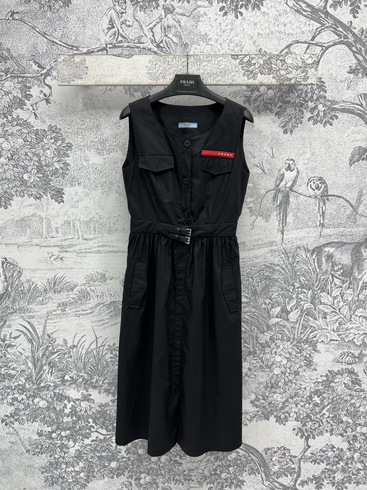 NO:424634,PD Home 25 Spring and Summer New Style Round Neck Sleeveless Waist Dress, Red Logo Strip Embellished on the Chest, Customized Logo Buckle Decoration, The brand’s iconic fashionable and elegant, The belt waist-hugging makes it look slim and tall, The hanging that can be closed in the eyes, can be easily matched to create elegant feminine charm, The genuine leather buckle adds a cool and handsome feeling, The commuter street photography is absolutely colorful and three-digit SML,,dior, skirts,alexander wang19860909PD家 25春夏新款 圆领无袖收腰连衣裙 胸口红色logo胶条点缀 定制logo扣饰装饰 自带品牌标志性时髦大气 皮带收腰显瘦显高一绝 可闭眼入的那一挂 轻松搭配就能穿出优雅女性魅力 真皮搭扣更添酷帅感 通勤街拍绝绝子一色三码 SML,,dior,skirts,alexander wang,Women's clothing