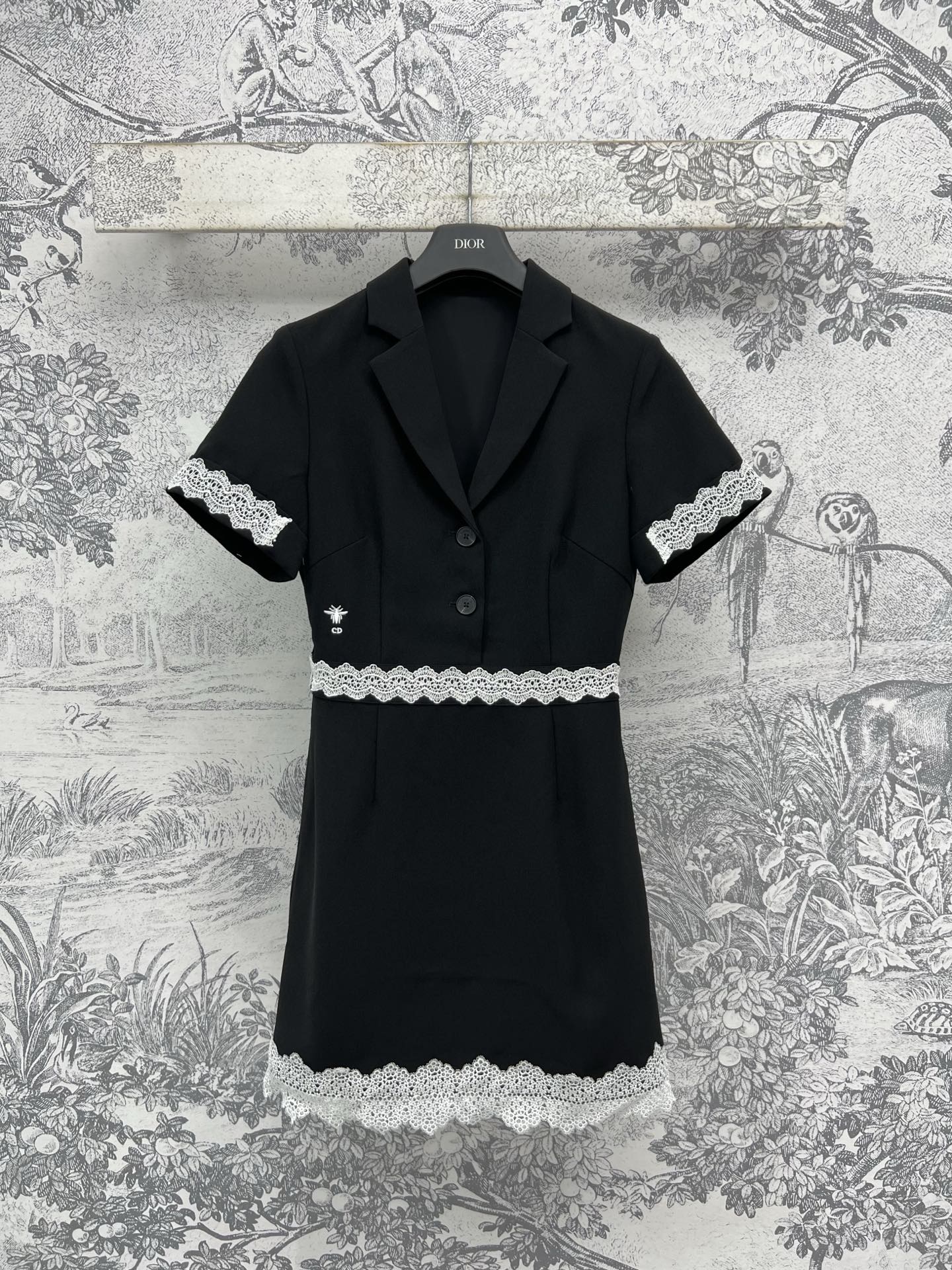 NO:424648,D Home 25 Spring and Summer New Hepburn Style Lace Dress, the upper body looks slim and elegant, tall and small people can easily control the three-dimensional slim fit, classic D Home's embroidered letter logo, classic and elegant temperament, a very practical coat, one color and three codes SML, dior, skirts, alexander wang19860909D家 25春夏新款 赫本风蕾丝点缀连衣裙 上身立马显瘦又气质优雅 高个子小个子都能轻松驾驭 立体的修身 经典D家的刺绣字母标识 经典又不失优雅气质 很实穿的一款大衣 一色三码 SML,,dior,skirts,alexander wang,Women's clothing