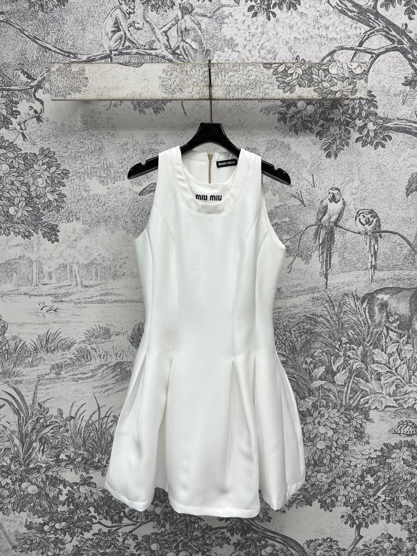 NO:424606,Miu 25 spring and summer new French waist-retracting vest dress A-shaped waist-retracting style three-dimensional pleated flower bud skirt slim fit and slim chest embroidery logo fake two-piece design Three-dimensional skirt skirt shape top body is super good-looking, a skirt that is not picky, one color three-code SML, miumiu, skirts, alexander wang19860909Miu 25春夏新款 法式收腰压褶背心连衣裙 A字收腰版型 立体压褶花苞裙摆 修身显瘦 胸前刺绣logo假两件设计 立体的裙摆裙型上身超级好看 属于不挑人的裙子 一色三码 SML,,miumiu,skirts,alexander wang,Women's clothing