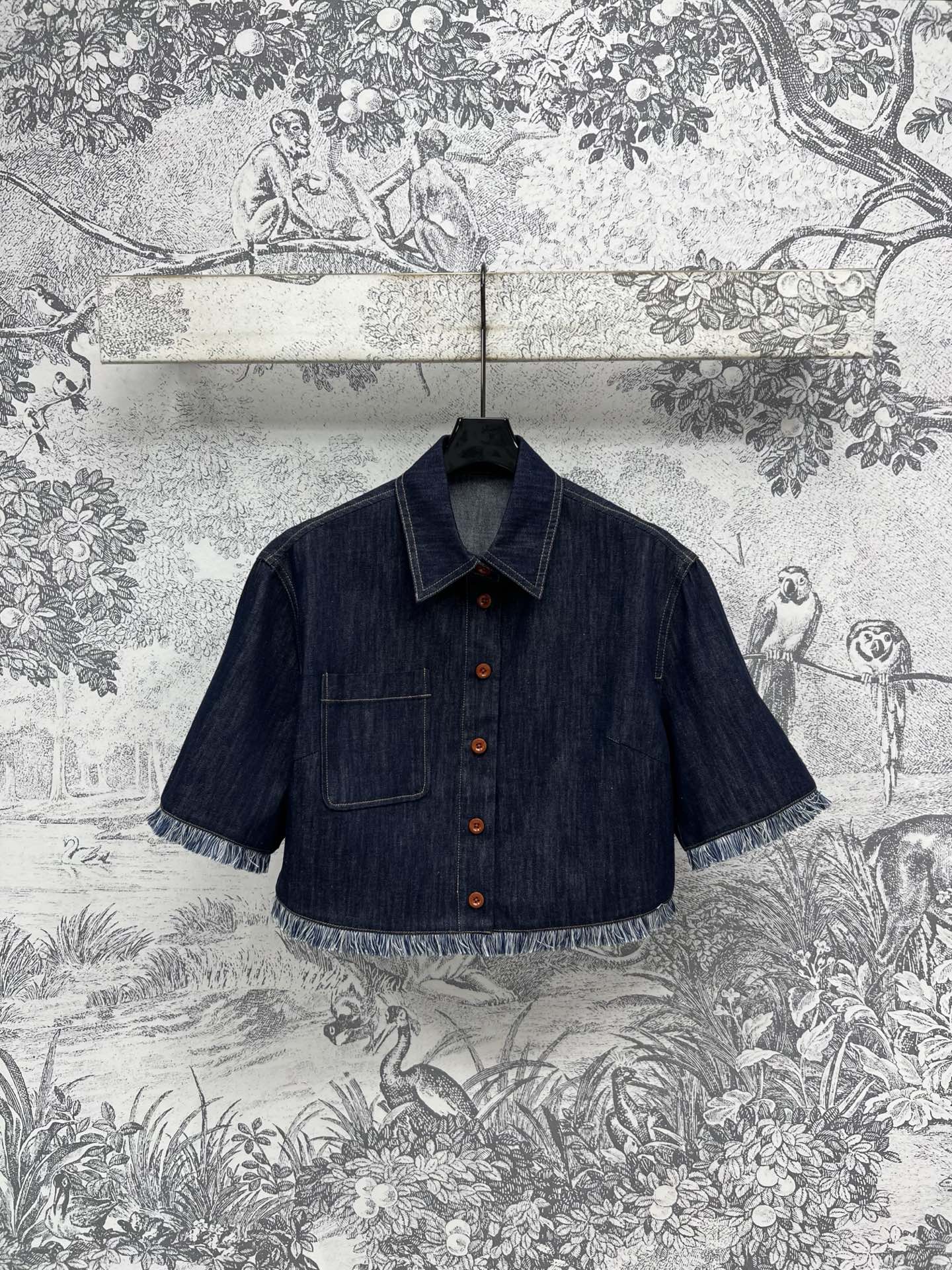 NO:417867,New summer style retro denim tassel series classic dark blue denim fabric essential items in hot summer. The bottom tassel side playful and cute. It looks good with a T-shirt suspender. The high-waisted upper body lengthens the leg proportions. The denim series is classic and versatile and not picky. One color and three sizes SML, tees, t-shirt, alexander wang19860909夏季新款 复古牛仔流苏系列 经典深蓝牛仔面料 炎炎夏日必备的单品 底部流苏边俏皮又可爱 搭T恤吊带都好看 高腰版型上身拉长腿部比例 牛仔系列经典百搭不挑人 一色三码 SML,,tees，t-shirt,alexander wang,Women's clothing