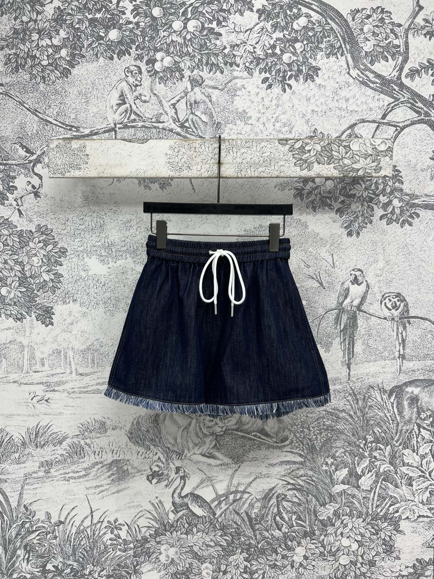 NO:417885,New summer style retro denim tassel series classic dark blue denim fabric essential items in hot summer. The bottom tassel side playful and cute. It looks good with a T-shirt suspender. The high-waisted upper body lengthens the leg proportions. The denim series is classic and versatile and not picky. One color and three sizes SML, tees, t-shirt, alexander wang19860909夏季新款 复古牛仔流苏系列 经典深蓝牛仔面料 炎炎夏日必备的单品 底部流苏边俏皮又可爱 搭T恤吊带都好看 高腰版型上身拉长腿部比例 牛仔系列经典百搭不挑人 一色三码 SML,,tees，t-shirt,alexander wang,Women's clothing