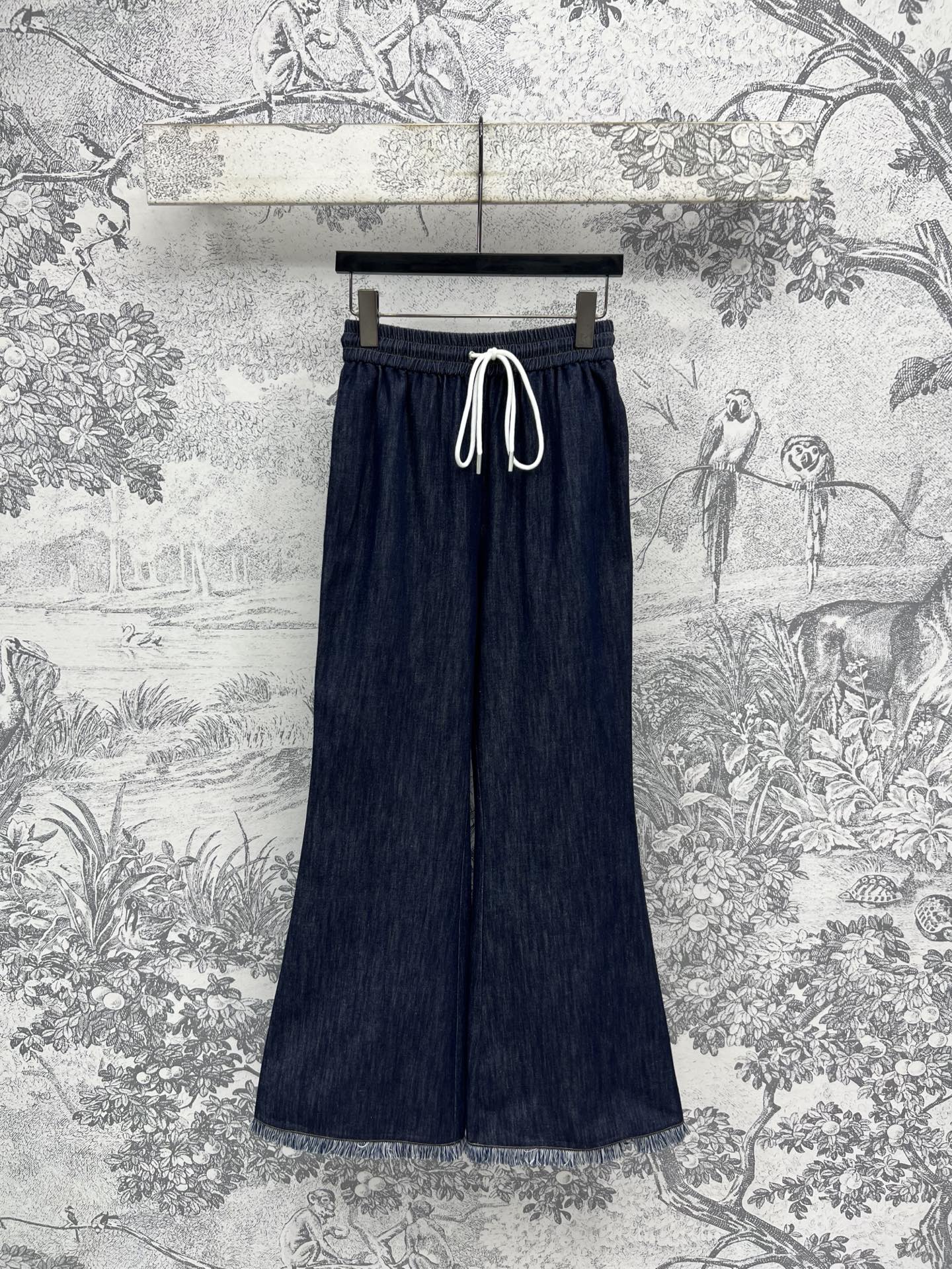 NO:417905,New summer style retro denim tassel series classic dark blue denim fabric essential items in hot summer. The bottom tassel side playful and cute. It looks good with a T-shirt suspender. The high-waisted upper body lengthens the leg proportions. The denim series is classic and versatile and not picky. One color and three sizes SML, tees, t-shirt, alexander wang19860909夏季新款 复古牛仔流苏系列 经典深蓝牛仔面料 炎炎夏日必备的单品 底部流苏边俏皮又可爱 搭T恤吊带都好看 高腰版型上身拉长腿部比例 牛仔系列经典百搭不挑人 一色三码 SML,,tees，t-shirt,alexander wang,Women's clothing