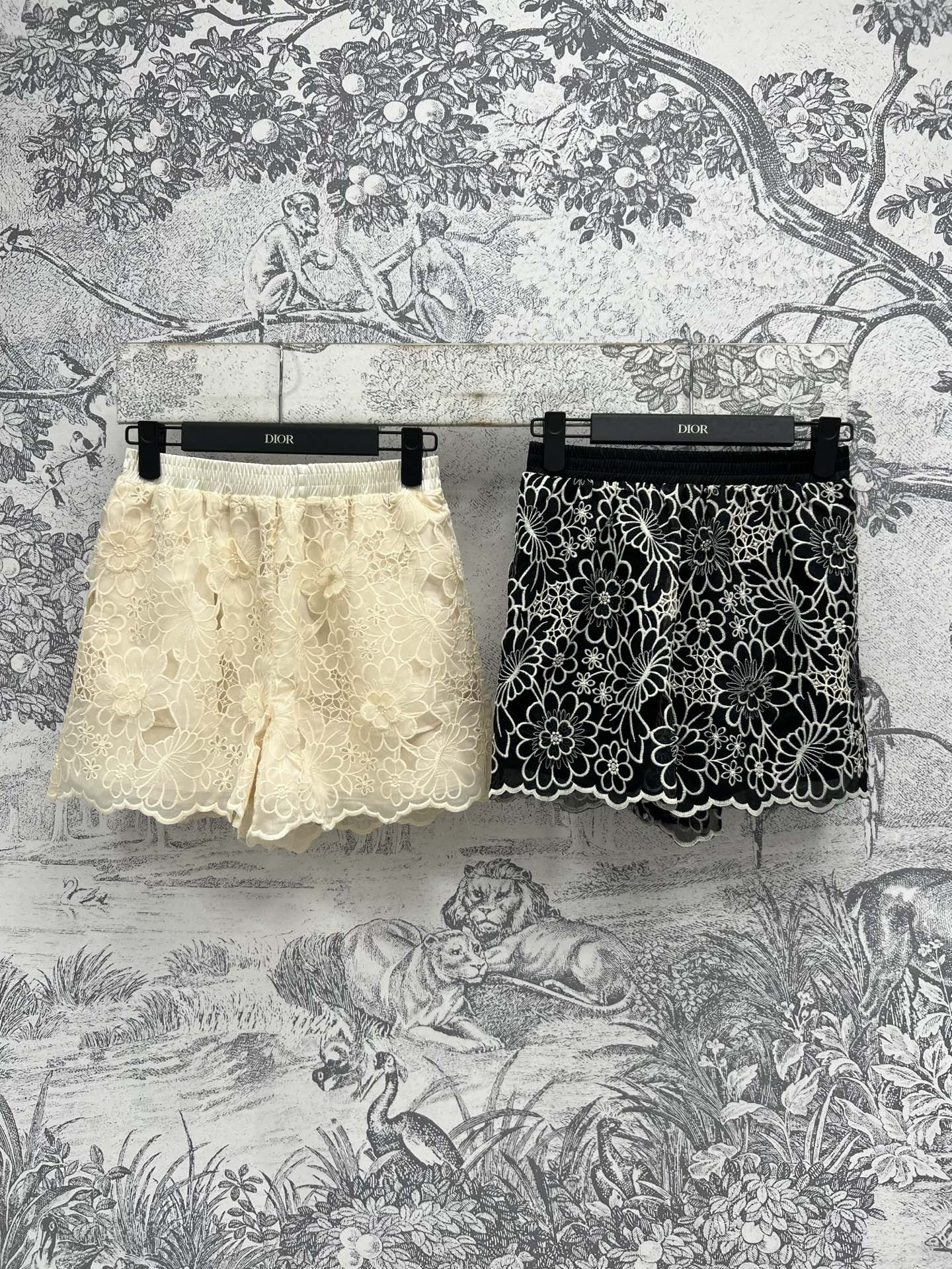 NO:417758,D Home 25 new summer style hollow lace flower high waist shorts mid-high waist shorts style, super long legs on the upper body, a must-have hot pants for summer, a full screen hollow embroidered lace flower classic eye-catching two colors and three sizes SML, dior, shorts, alexander wang19860909D家 25夏季新款 镂空蕾丝花高腰短裤 中高腰短裤型 上身超显大长腿 夏季必备的小热裤 满屏镂空刺绣蕾丝花经典吸睛 两色三码 SML,,dior,shorts,alexander wang,Women's clothing
