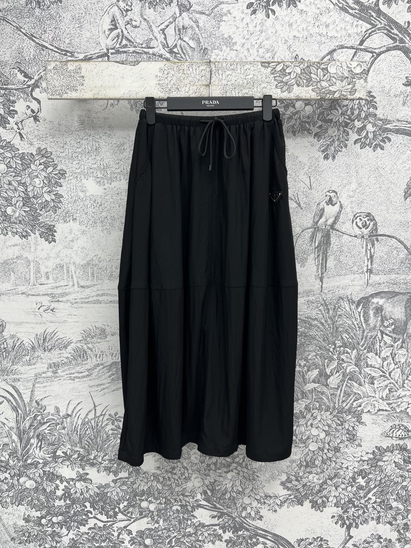 NO:417777,PD Home 25 summer new style, triangle logo flower bud skirt, so easy to wear, all kinds of versatile, textured fabric, light and breathable, not stuffy, simple stand-alone flower bud design, long legs, visual sense of summer, recognizable triangle logo embellishment, one color, three codes SML,,dior, skirts,alexander wang19860909PD家 25夏季新款 三角标花苞半身裙 太好穿了 各种百搭 肌理感面料 轻薄透气不会闷热 简洁立领花苞设计 夏日大长腿视觉感 带有辨识度的三角标点缀 一色三码 SML,,dior,skirts,alexander wang,Women's clothing