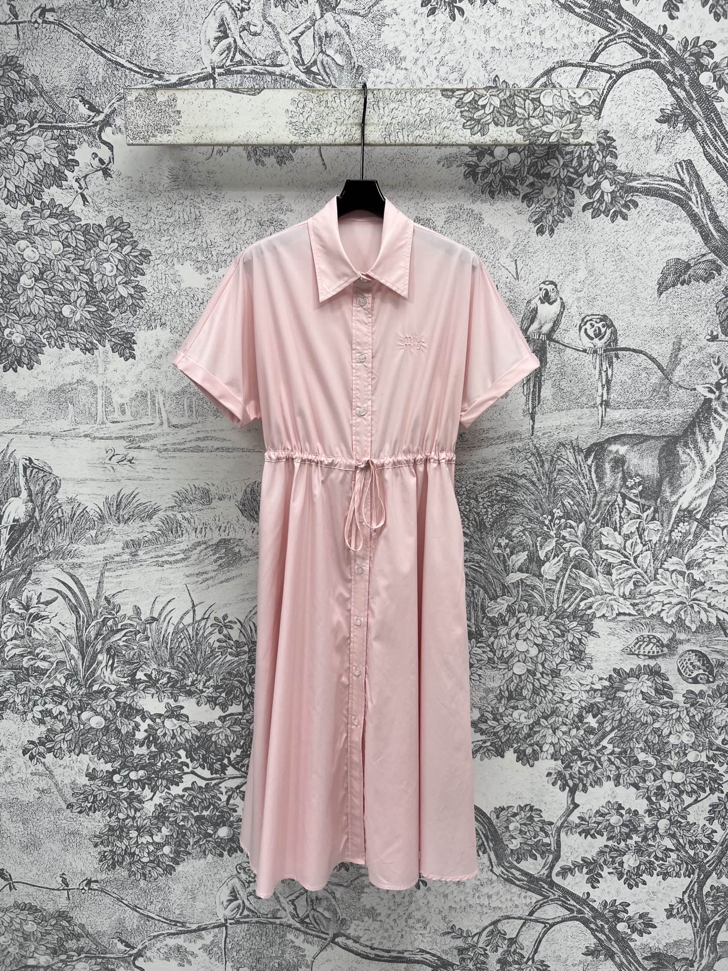 NO:417810,Miu 25 summer new style, lapel pink waist-hugging dress, super well-behaved sweet and rich girl little white dress, refreshing and clean pink color scheme, the whole is a simple girl-like visual sense, a must-have artifact when traveling in summer, one color, three codes, SML, miumiu, skirts, alexander wang19860909Miu 25夏季新款 翻领粉色收腰连衣裙 超级乖的甜美系富家千金小白裙 清爽干净的粉色配色整个就是单纯的少女即视感 夏季出门旅游必备神器 一色三码 SML,,miumiu,skirts,alexander wang,Women's clothing