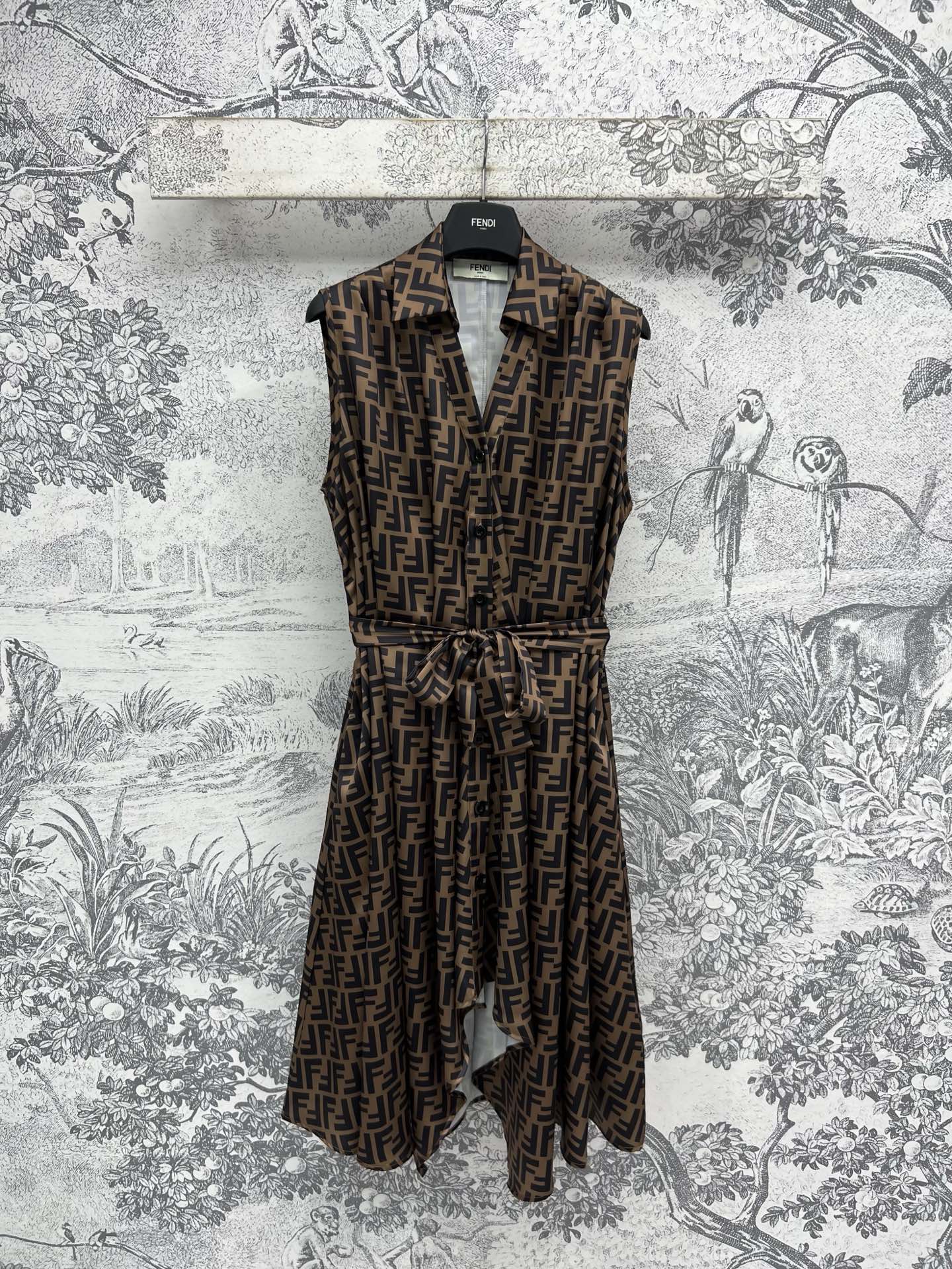 NO:417824,FD Home 25 summer new style, double F barrage presbyterian V-neck sleeveless dress, fashionable and able to cover up leg defects, custom made silk jacquard fabric, excellent gloss texture under different lights, equipped with a cloth waistband embellishment, irregular skirt, easy to raise the leg proportions, strong wearability, thin fabric, no pressure on the body, sweet or salty, lazy temperament, super slimming and age-reducing, good date and leisure, three-digit SML,,dior, skirts,alexander wang19860909FD家 25夏季新款 双F弹幕老花V领无袖连衣裙 时髦又能掩盖腿部瑕疵 定做人丝提花面料 在不同灯光下的光泽质感都极佳 配有本布腰带收腰点缀 不规则裙摆 轻松抬高腿部比例实穿性超强 面料轻薄不压身 上身可甜可咸慵懒气质 超级显瘦减龄 约会休闲都不错 一色三码 SML,,dior,skirts,alexander wang,Women's clothing