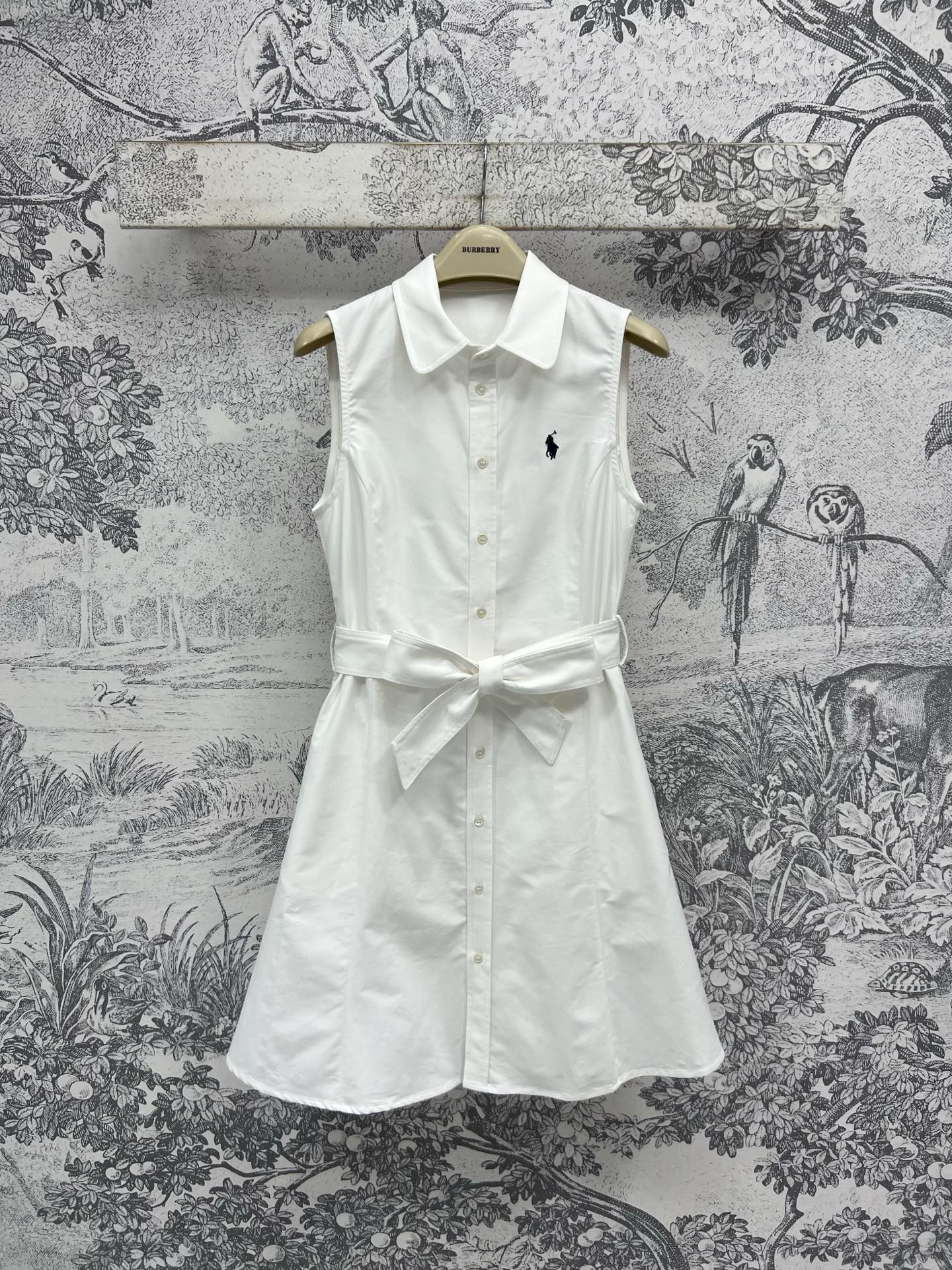 NO:417831,New summer style, lapel sleeveless dress, chest knight embroidery embroidery, highlighting the brand's charm, with a belt, waist-hugging, the upper body looks slim and fashionable, and it is not inferior to important occasions. Recommended for daily commuting on the street, one color and three codes SML, skirts, alexander wang19860909夏季新款 翻领无袖连衣裙 胸骑士刺绣点缀 凸显品牌魅力 配有腰带收腰 上身显瘦又时髦 重要场合也毫不逊色 日常出街通勤推荐一色三码 SML,,skirts,alexander wang,Women's clothing