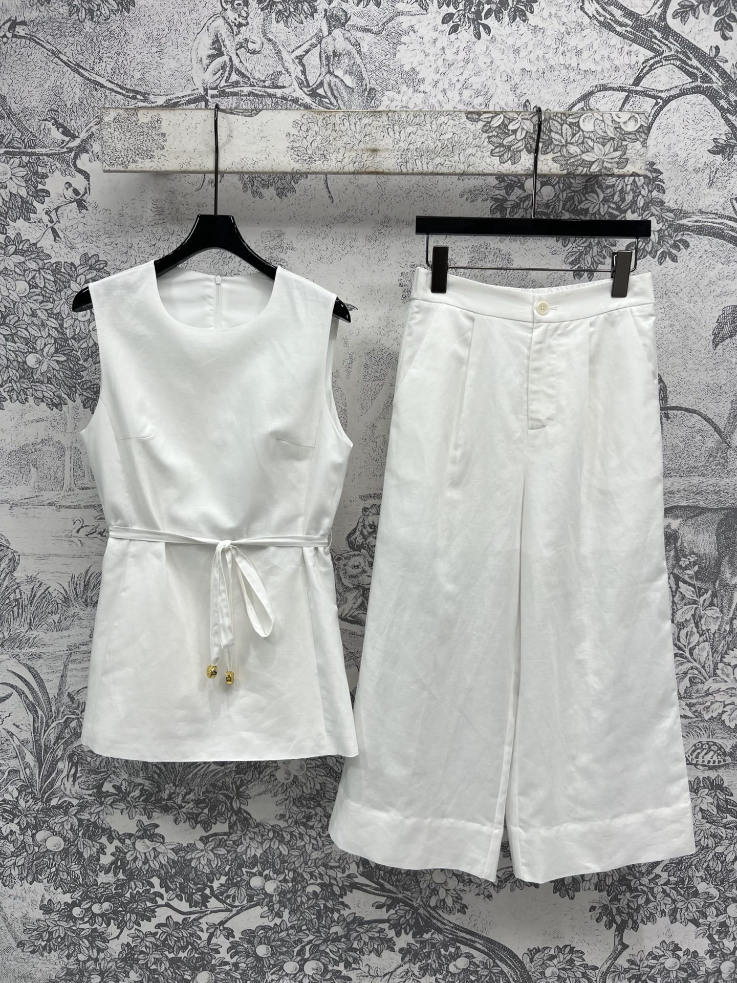 NO:419311,LW Home 25 summer new style, sleeveless waist top + wide-leg trousers, fashionable suit, bringing minimal summer coolness, high-end pressing and outlining the figure, belt waist design highlights the slim waist, a set of upper body reduces age and is casual and comfortable, good for daily leisure and partying, two colors and three codes, SML, alexander wang19860909LW家 25夏季新款 无袖收腰上衣+阔腿长裤 时尚感爆棚套装 带来极简夏日清凉 高级压制中又勾勒身材 腰带收腰设计凸显小蛮腰 一套上身减龄随性又舒适 无论是日常休闲还是聚会都很不错 两色三码 SML,,alexander wang,Women's clothing