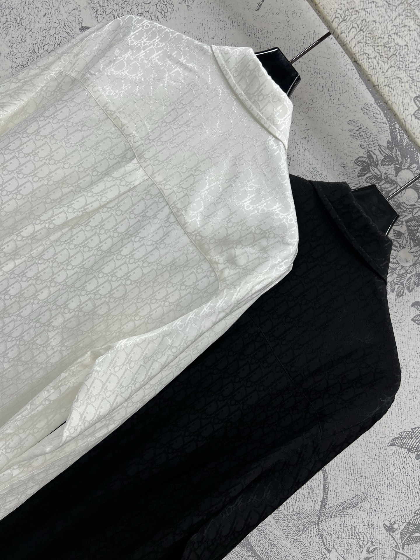 D家 25夏季新款 暗纹提花衬衫 搭配同系列长裤 上身绝绝子 时髦又帅气  经典满幅logo提花低调奢华