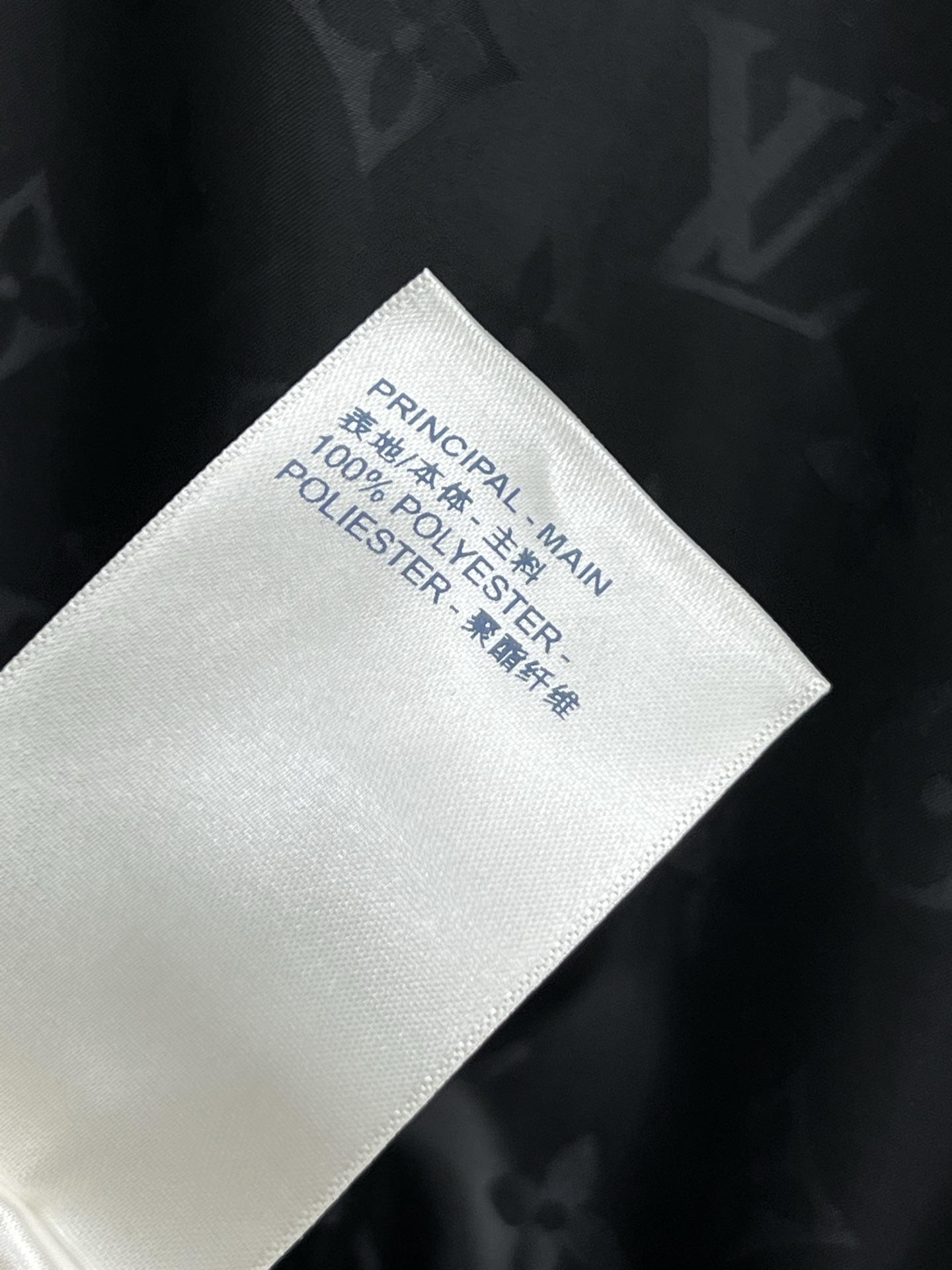 L家25夏季新款 暗纹老花翻领收腰连衣裙 黑色系上身显白超显气质 抽绳收腰的小宽松的版型 上身显瘦又百搭