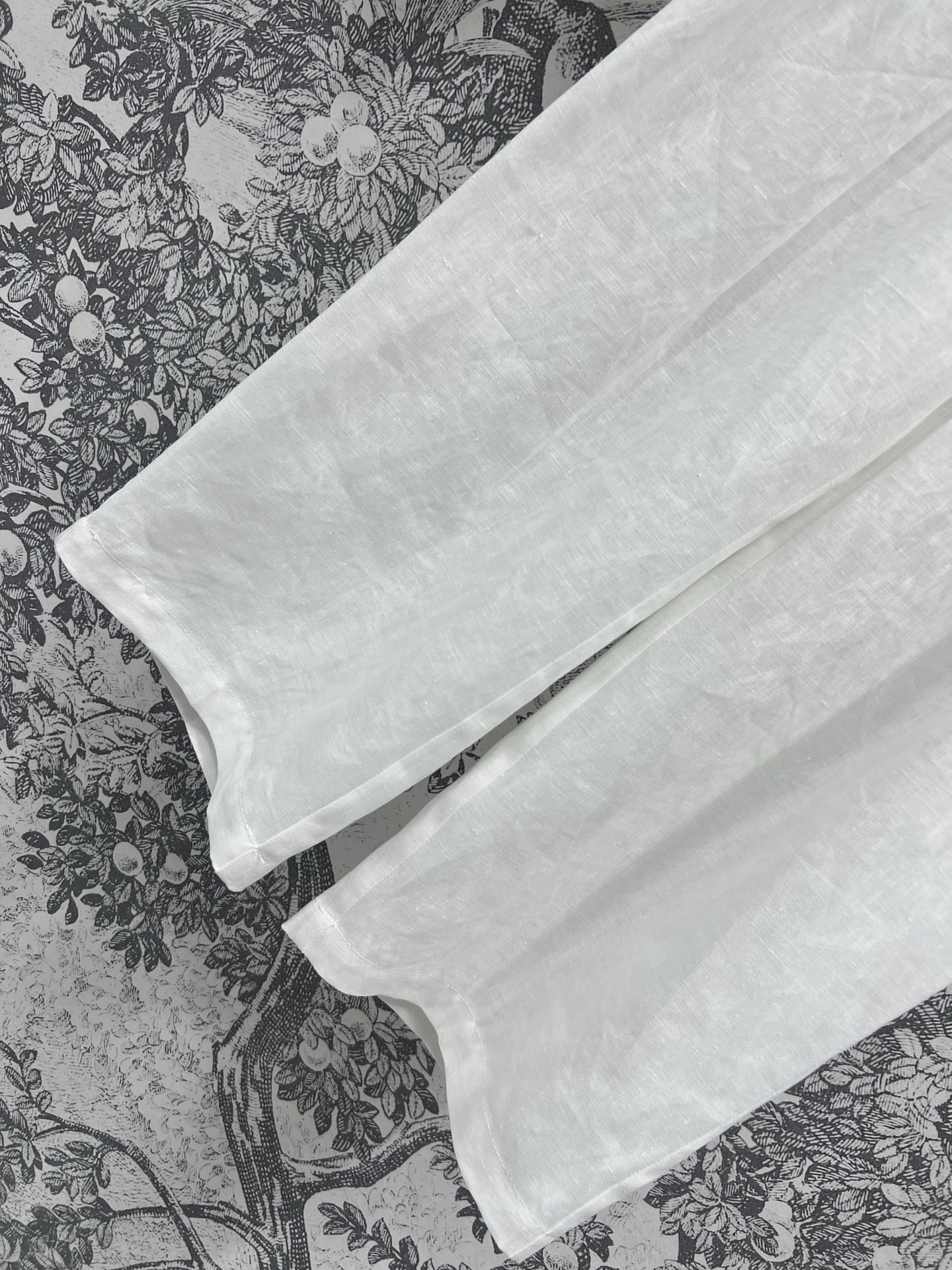 BUR 25夏季新款 翻领马甲外套+高腰压褶休闲裤  小马甲超级火爆西装v领设计 后面带有搭扣收腰点缀 