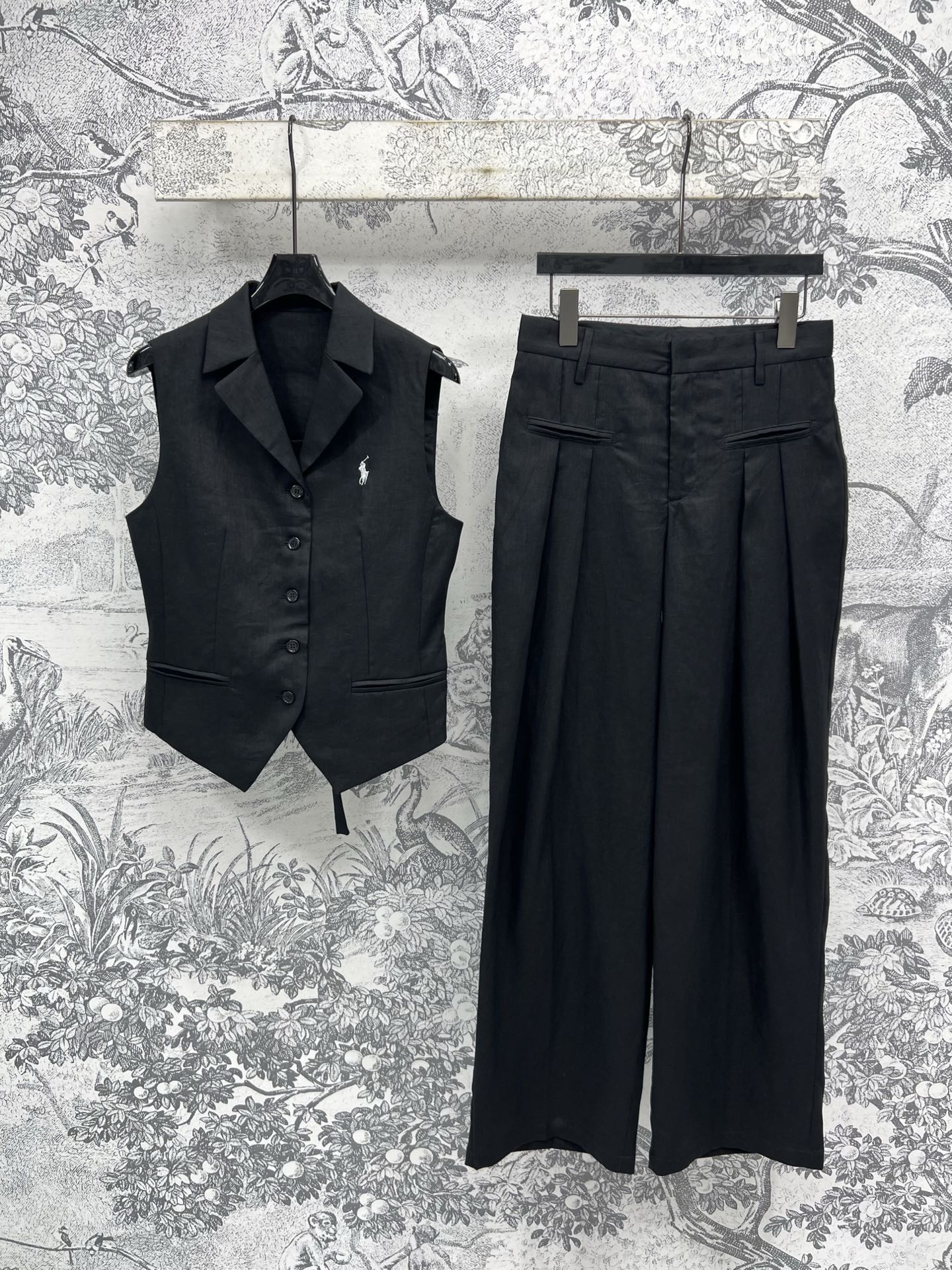 BUR 25夏季新款 翻领马甲外套+高腰压褶休闲裤  小马甲超级火爆西装v领设计 后面带有搭扣收腰点缀 