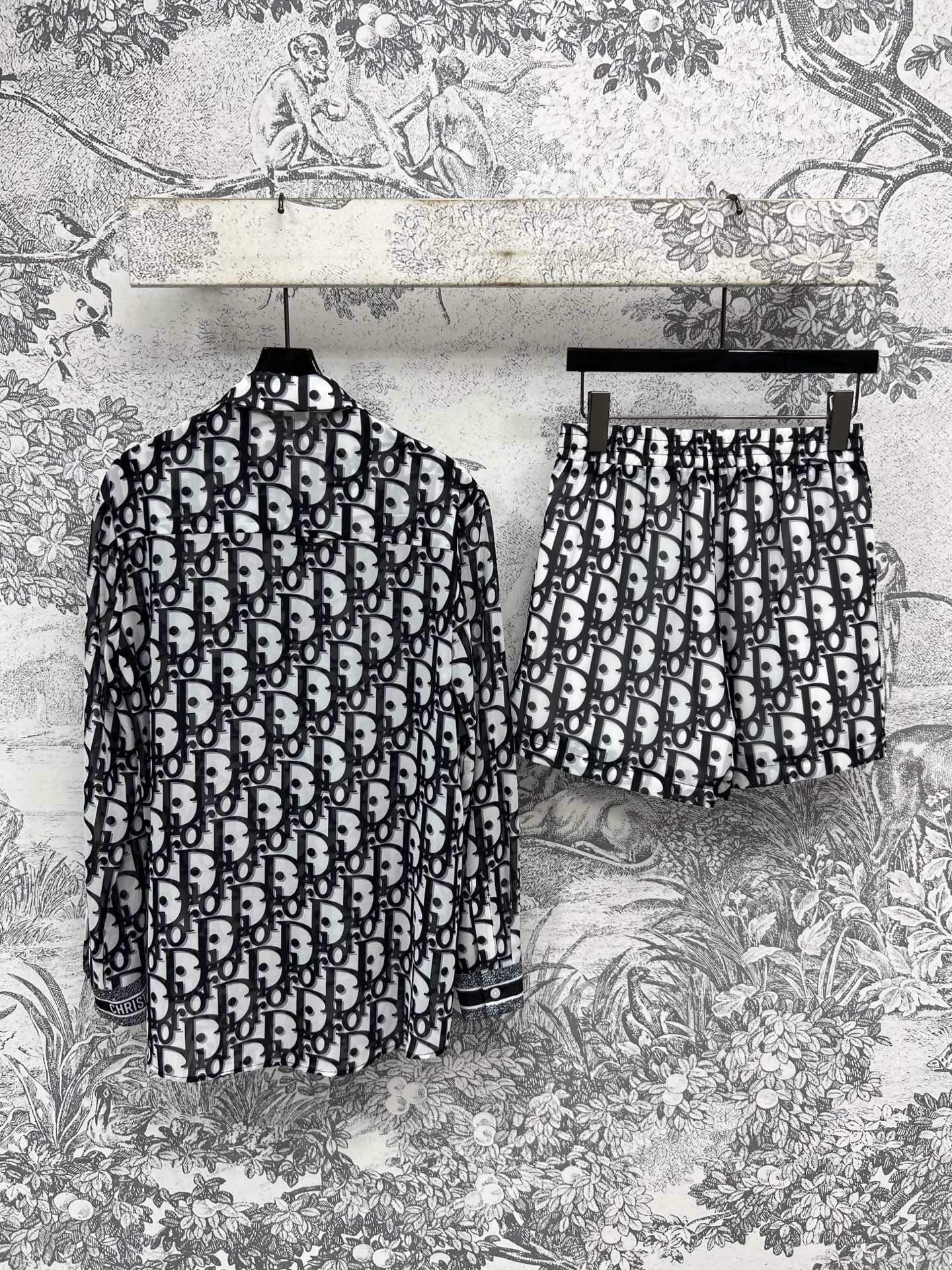 D家 25夏季新款 D字母提花衬衣套装 小翻领衬衣设计搭配松紧短裤 一套上身时髦又复古高级 经典的老花图