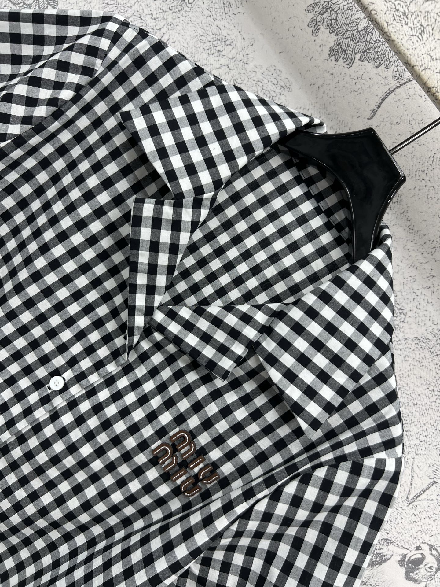 Miu 25夏季新款 黑白格纹系列 翻领短袖衬衣+短裙+吊带连衣裙 很吸睛的亮点  立体宽松剪裁马甲 版