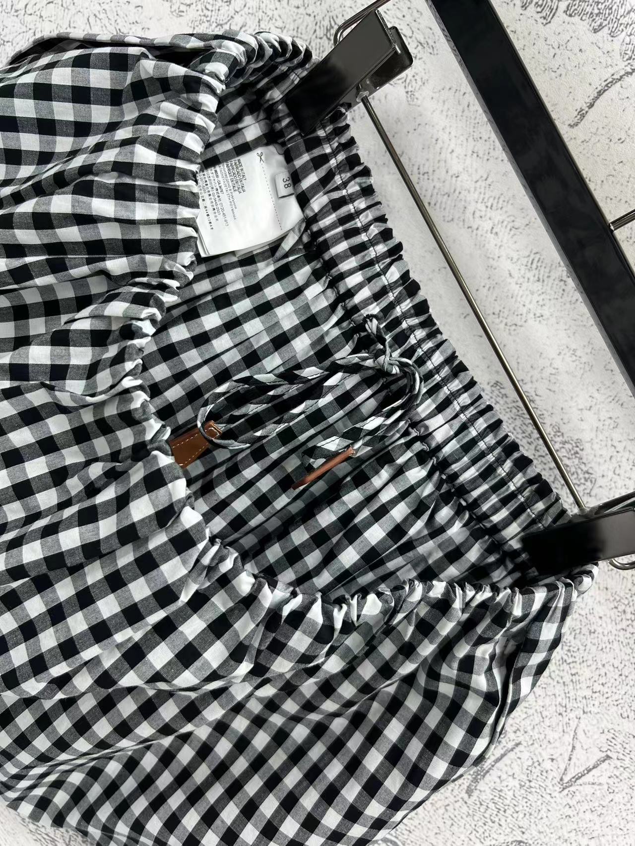 Miu 25夏季新款 黑白格纹系列 翻领短袖衬衣+短裙+吊带连衣裙 很吸睛的亮点  立体宽松剪裁马甲 版