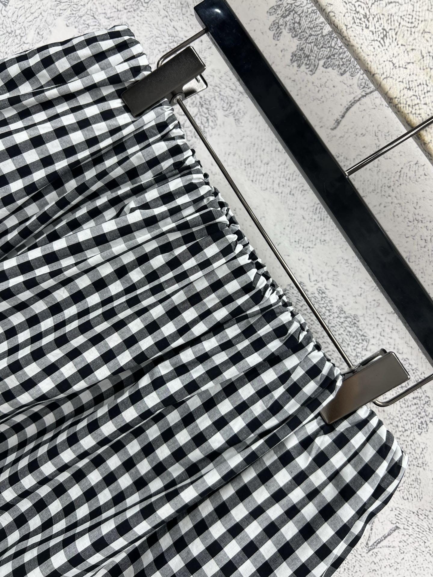 Miu 25夏季新款 黑白格纹系列 翻领短袖衬衣+短裙+吊带连衣裙 很吸睛的亮点  立体宽松剪裁马甲 版