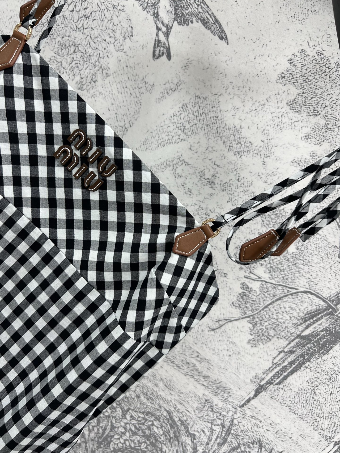 Miu 25夏季新款 黑白格纹系列 翻领短袖衬衣+短裙+吊带连衣裙 很吸睛的亮点  立体宽松剪裁马甲 版