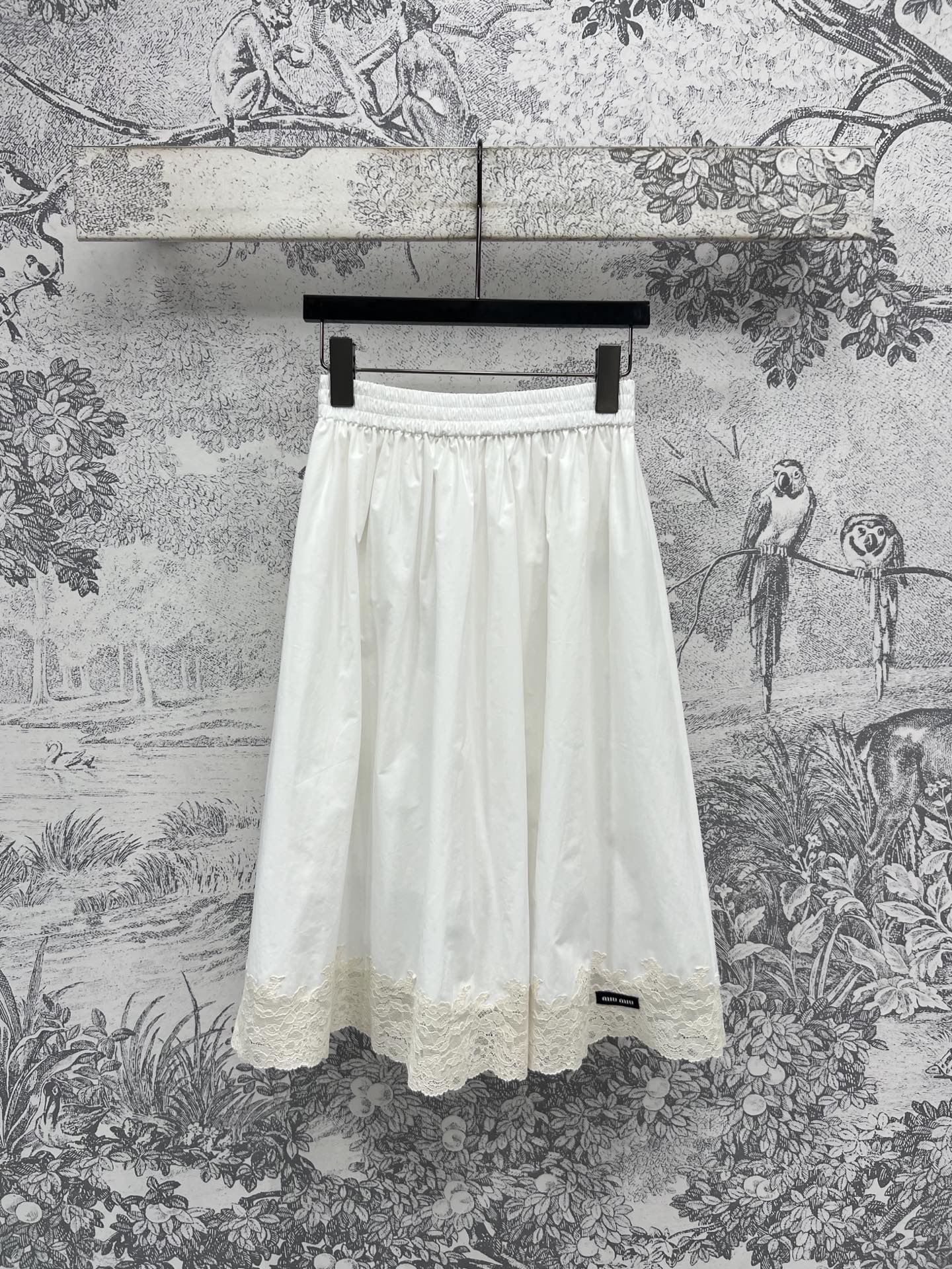 NO:420922,Miu 25 summer new style lace spliced ​​skirt, high waist A-line large skirt, long legs in one second, lace spliced ​​design of skirt hem, flowing and drooping, fashionable and beautiful, rubber waist, just right length, logo letter decoration, the upper body is more exquisite and fashionable, versatile and unmatched fashion items, one color and three codes, SML, miumiu, skirts, alexander wang19860909Miu 25夏季新款 蕾丝拼接半身裙 高腰a字大裙摆 一秒显出大长腿 裙摆蕾丝拼接设计 上身飘逸有垂感 时髦洋气又好看 橡筋腰头 恰到好处的长度 logo字母装饰 上身更为精致洋气 百搭不出错的时尚单品一色三码 SML,,miumiu,skirts,alexander wang,Women's clothing