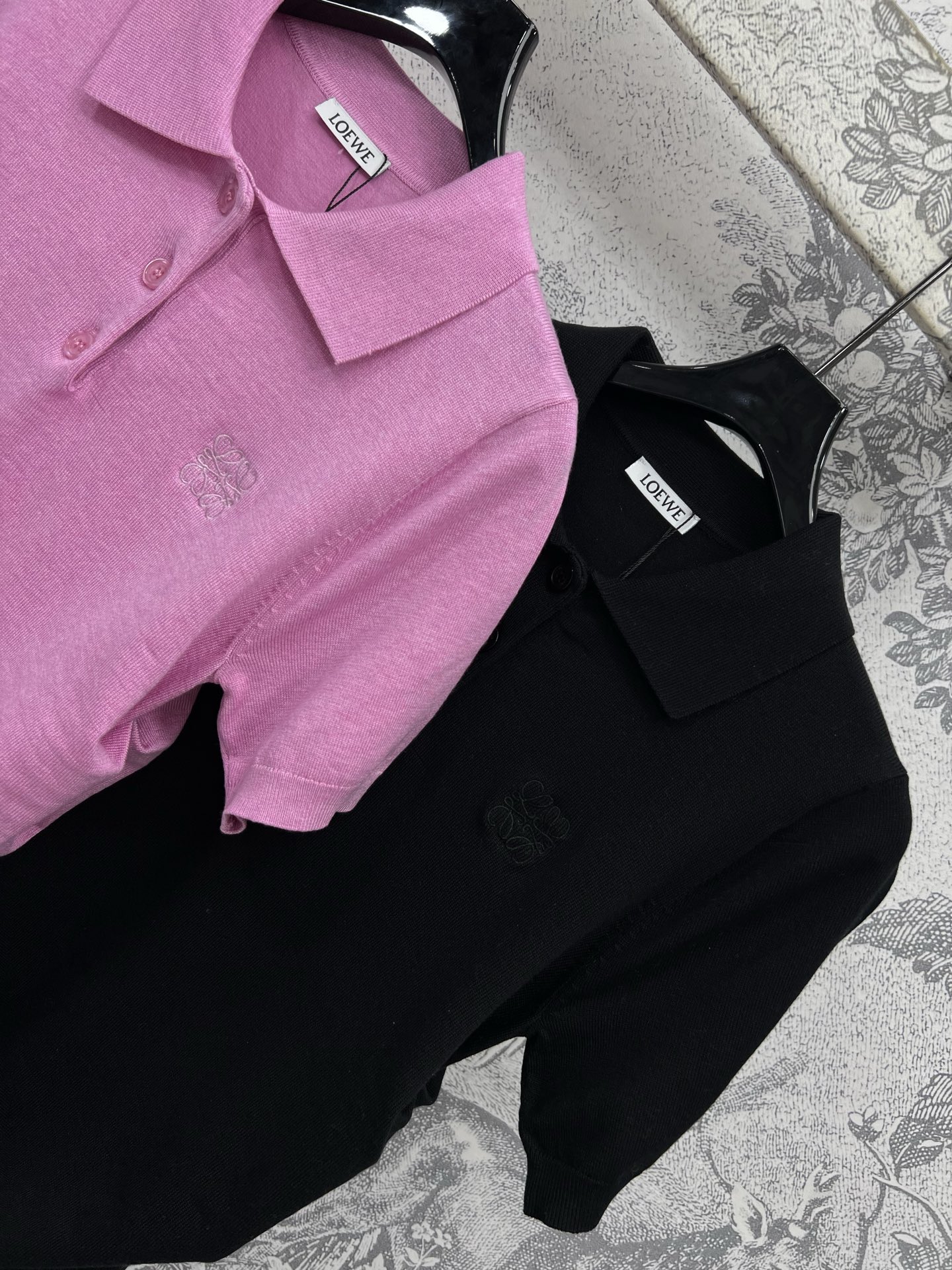 LW家 25夏季新款 Polo领褶皱收腰针织短袖 胸前logo刺绣装饰 polo领设计 拉长脖颈线条 修