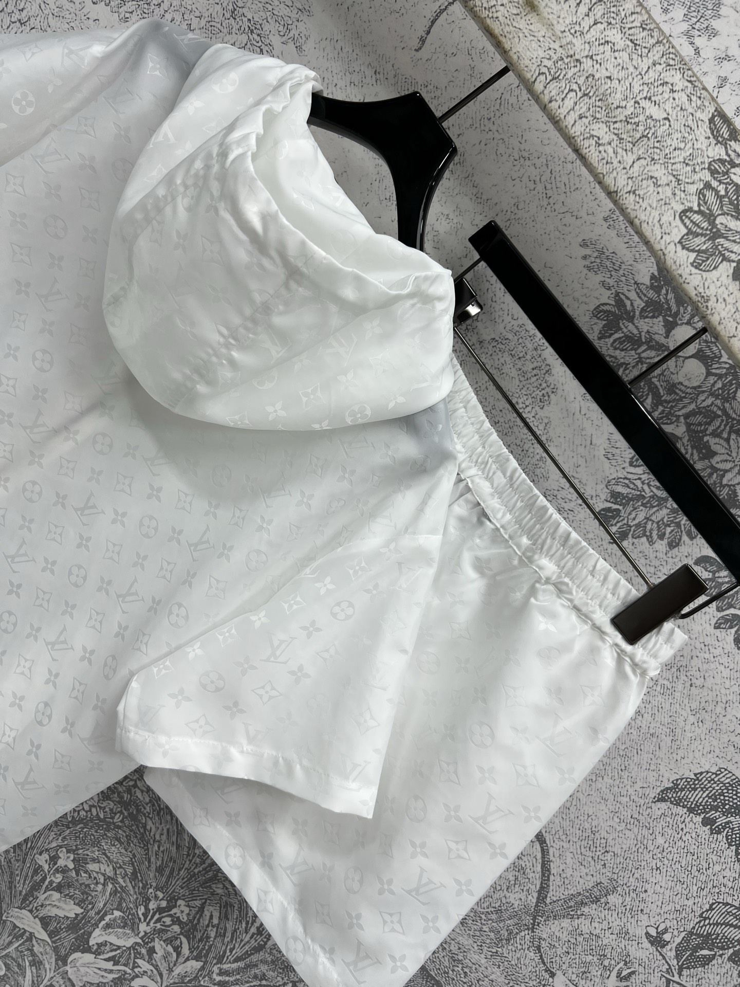 L家 25夏季新款 暗纹老花休闲套装 连帽拉链短袖外套+松紧高腰短裤 满弹幕钱币暗纹提花logo 高级感