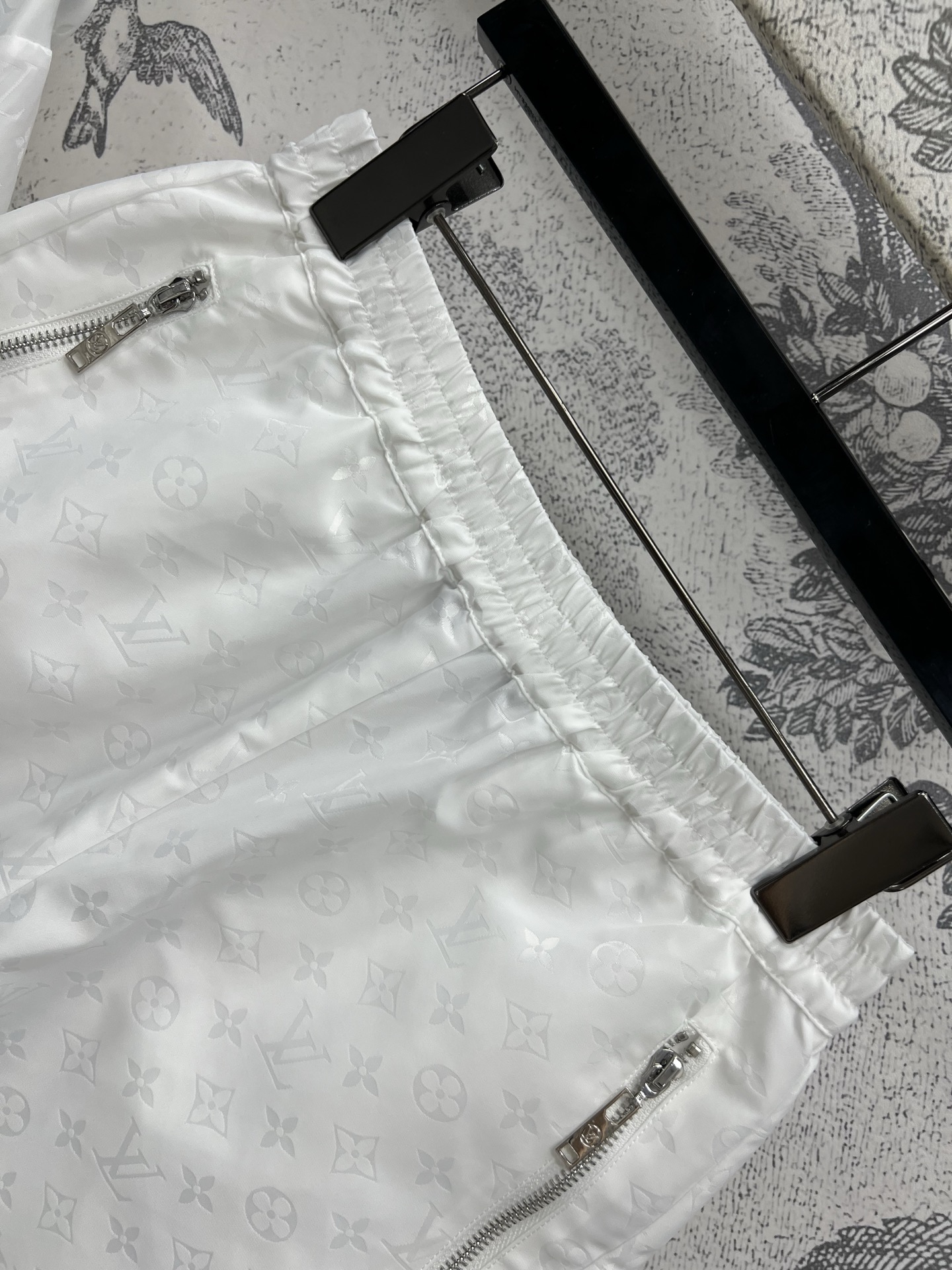 L家 25夏季新款 暗纹老花休闲套装 连帽拉链短袖外套+松紧高腰短裤 满弹幕钱币暗纹提花logo 高级感