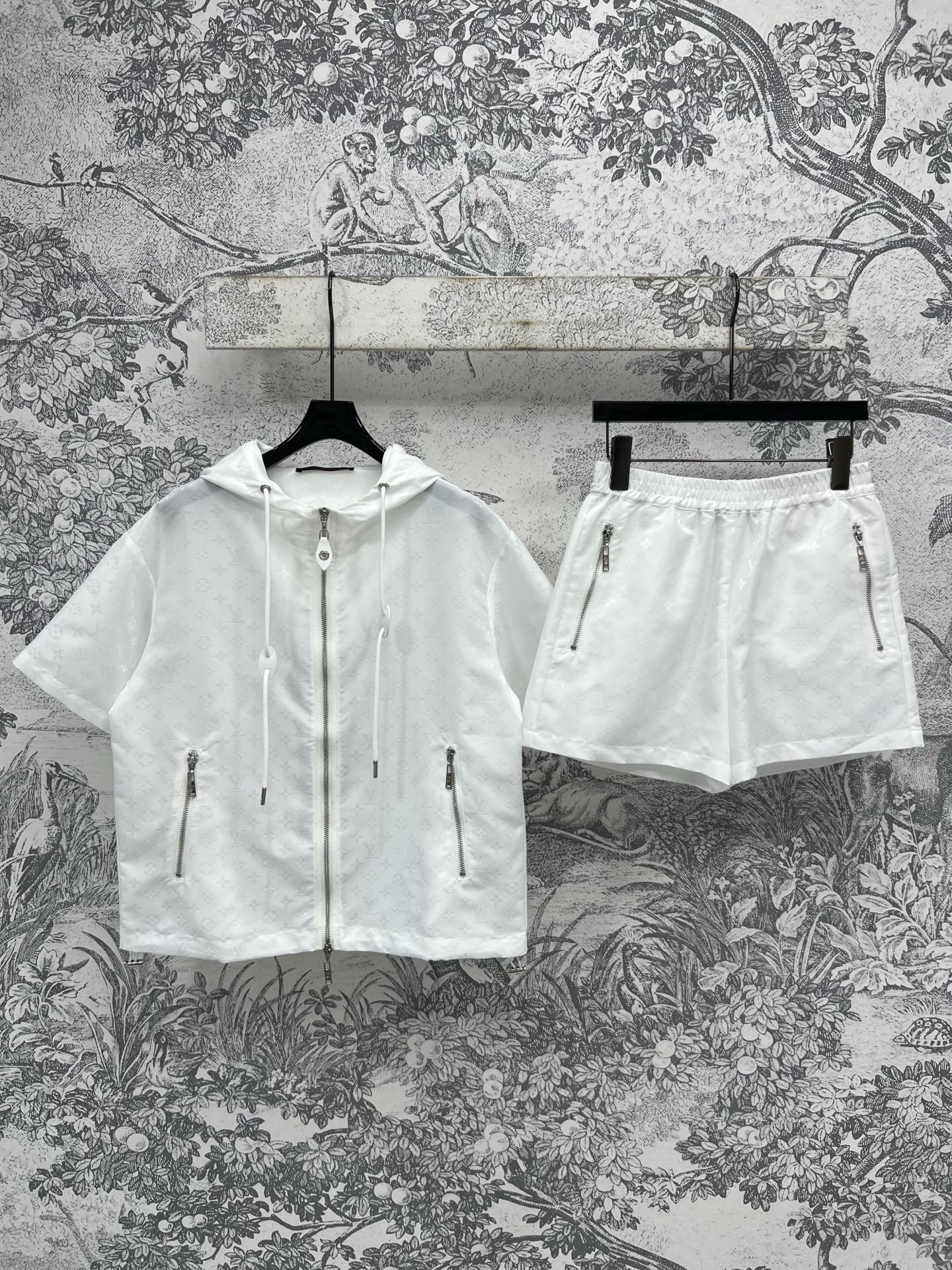 L家 25夏季新款 暗纹老花休闲套装 连帽拉链短袖外套+松紧高腰短裤 满弹幕钱币暗纹提花logo 高级感