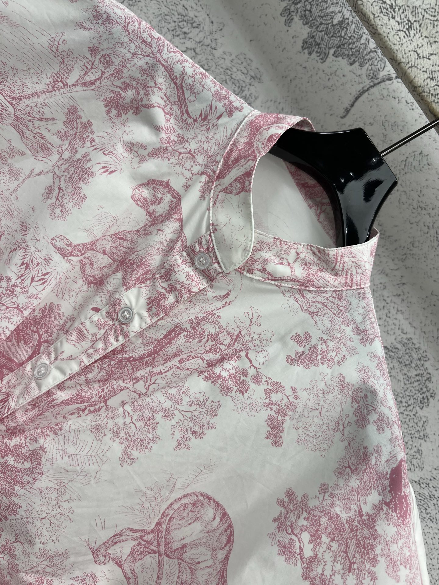 D家 25夏季新款 丛林动物印花立领飞袖绑带衬衣 立领宽松短款的版型 正面衣摆压褶系结设计 修身形打造好