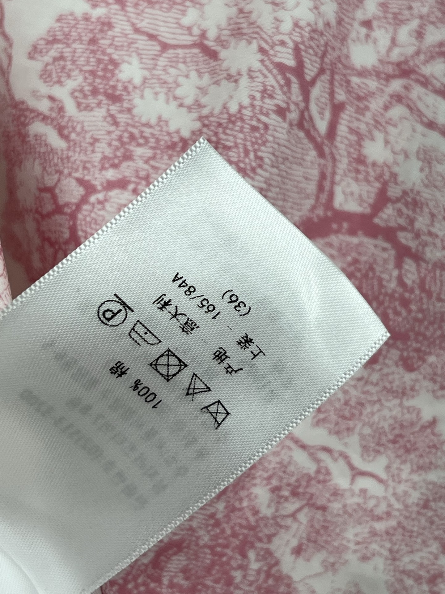 D家 25夏季新款 丛林动物印花立领飞袖绑带衬衣 立领宽松短款的版型 正面衣摆压褶系结设计 修身形打造好