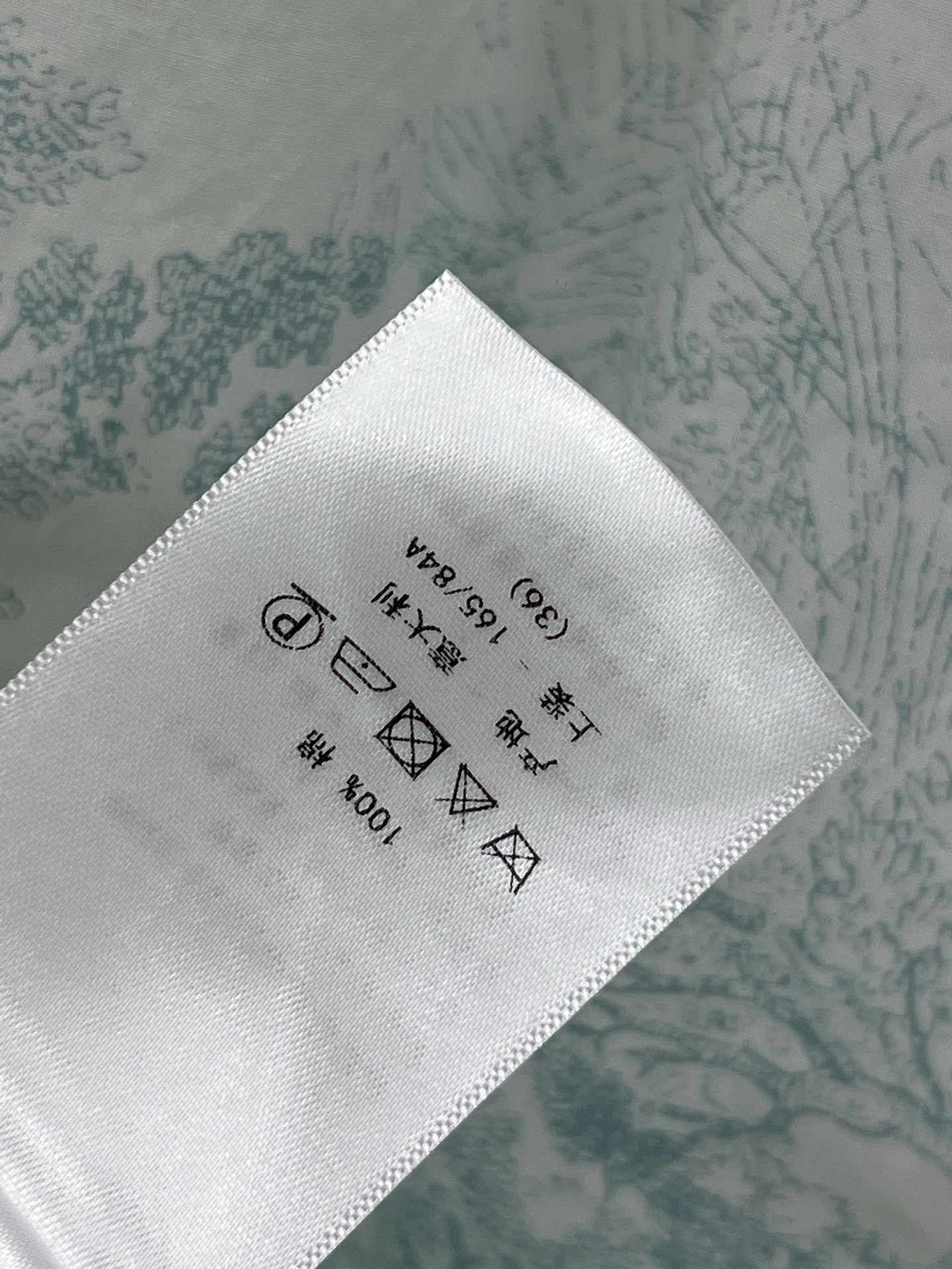 D家 25夏季新款 丛林动物印花立领无袖连衣裙 优雅气质简约大方的设计 适合各种场合穿着 时髦复古的丛林