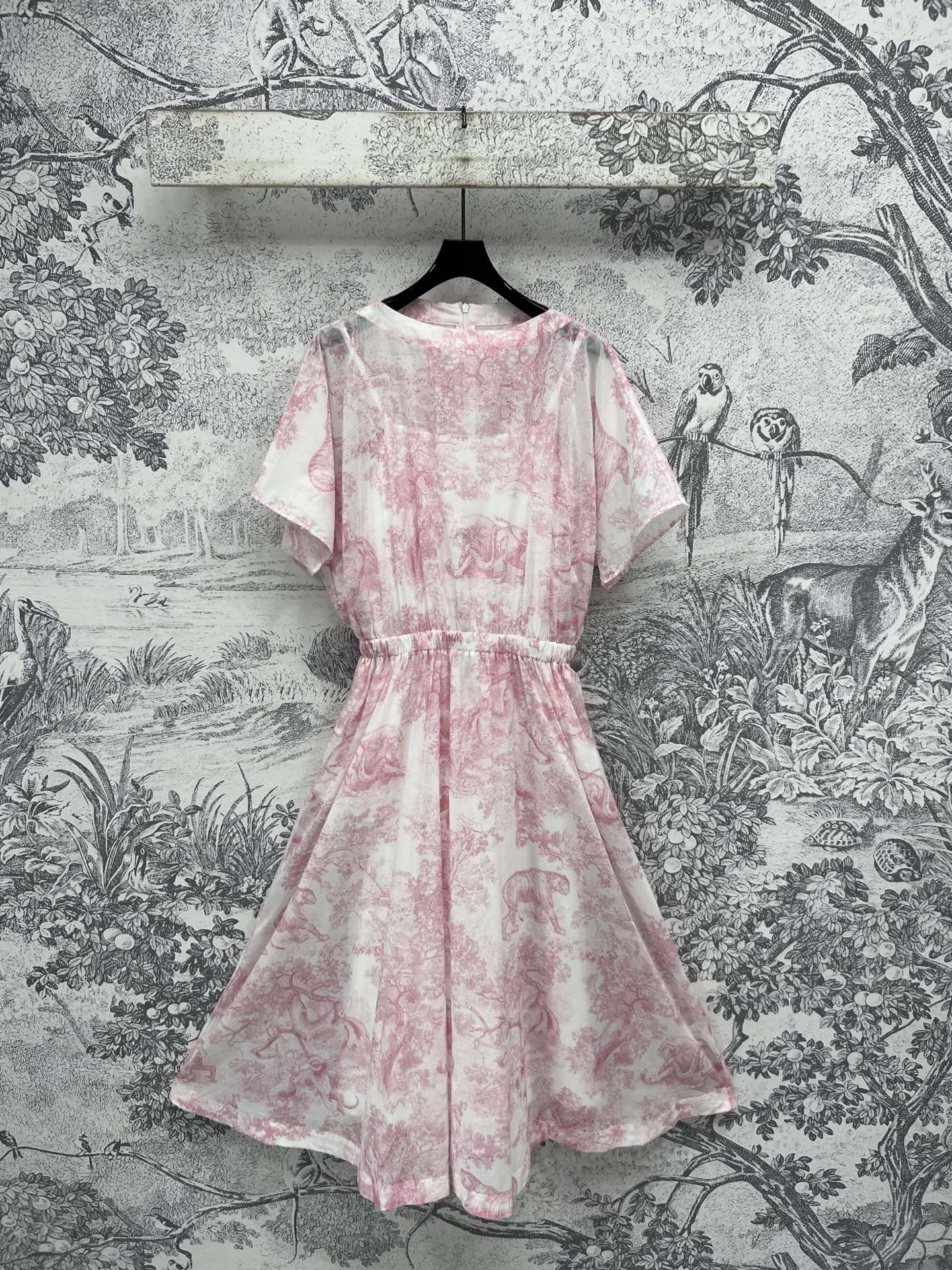 NO:422509,D Home 25 summer new style jungle animal print flying sleeve dress with small suspenders inside. The upper body is super elegant and age-reducing. Suitable for wearing on all occasions. Fashionable and retro jungle animal print. The upper body adds points and makes you look slim. The fixed-woven pure cotton fabric. The fabric is soft and breathable. Two-color three-code SML,,dior, skirts,alexander wang19860909D家 25夏季新款 丛林动物印花飞袖连衣裙 内搭小吊带 上身超显气质又减龄适合各种场合穿着 时髦复古的丛林动物印花 上身加分又显瘦 定织的纯棉布面料 面料质感轻柔透气 两色三码 SML,,dior,skirts,alexander wang,Women's clothing