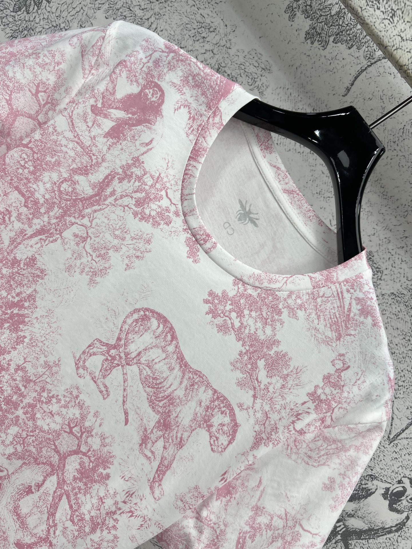 D家 25夏季新款 丛林动物印花圆领短袖T恤 复古时髦的丛林动物纯棉面料 低调中不失优雅 一系列搭配很赞