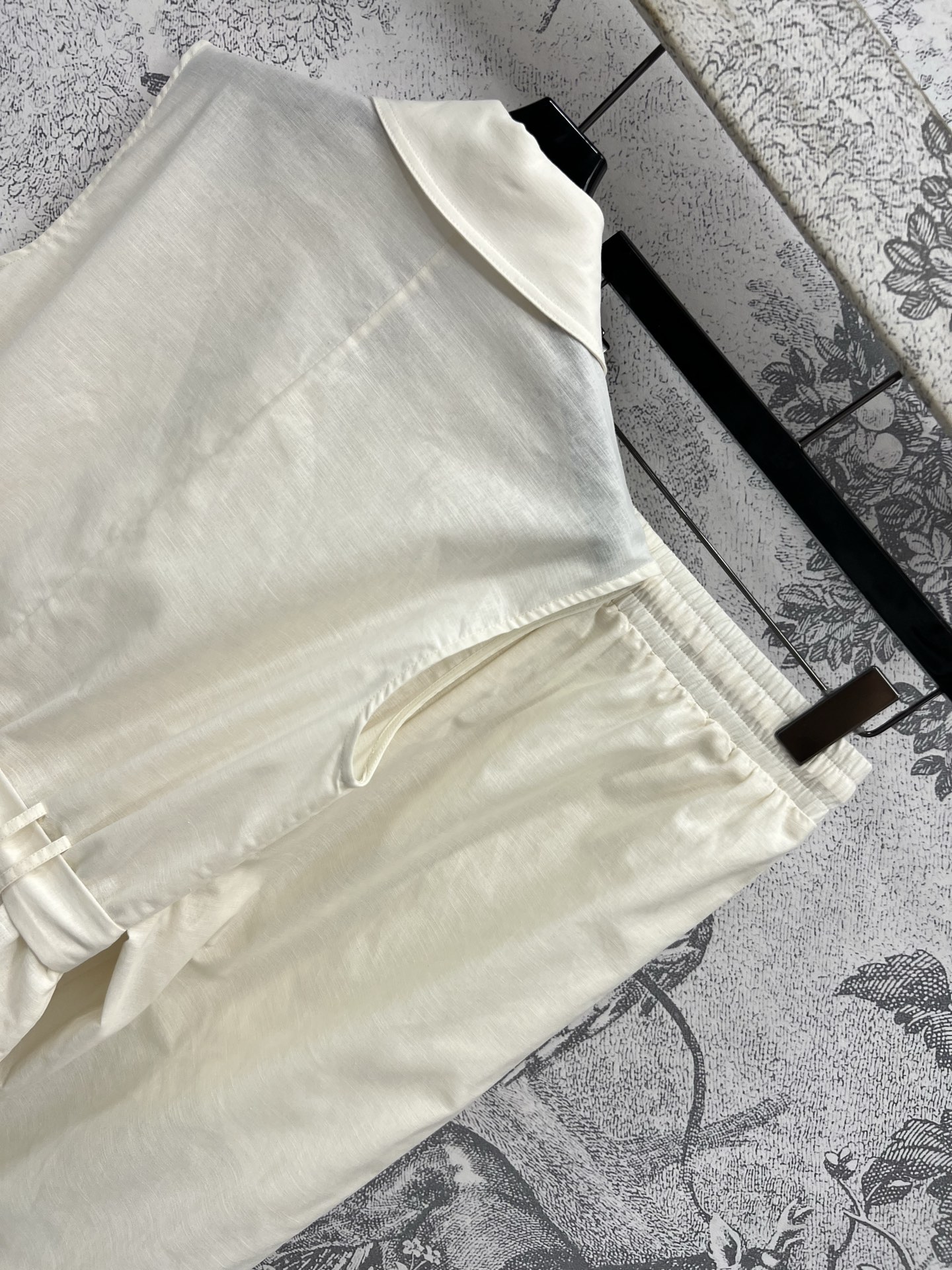 LW家 25夏季新款 棉麻马甲套装 复古时髦的搭配 小个子也能驾奴 翻领收腰马甲外套+高腰休闲裤 采用棉
