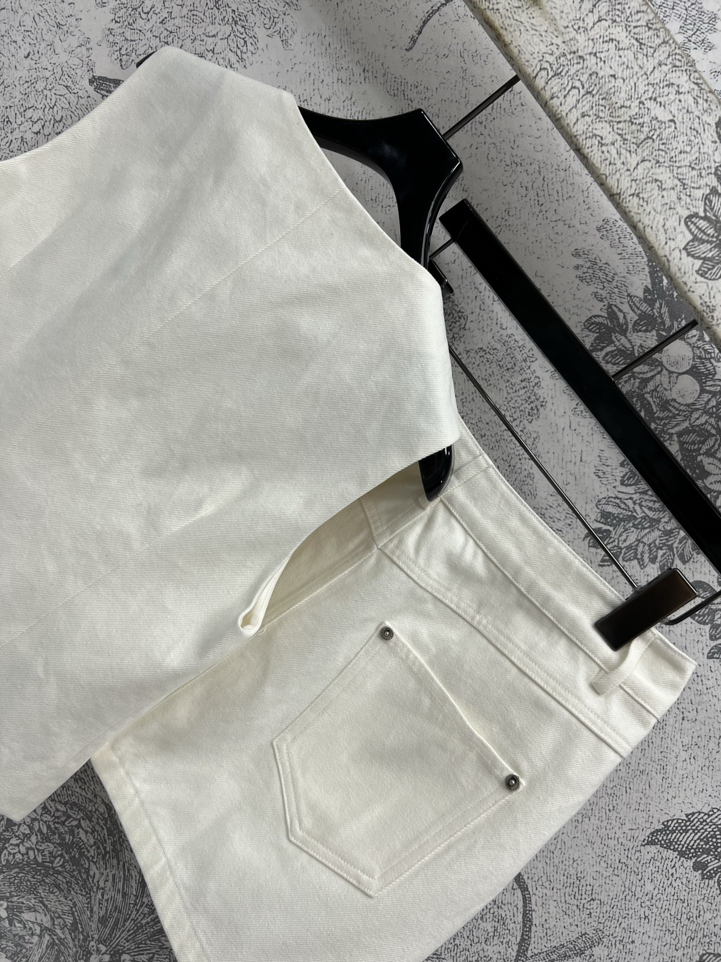 25夏季新款 牛仔极简马甲套装 复古时髦的搭配 小个子也能驾驭 马甲背心+高腰短裙 采用牛仔面料质感挺廓